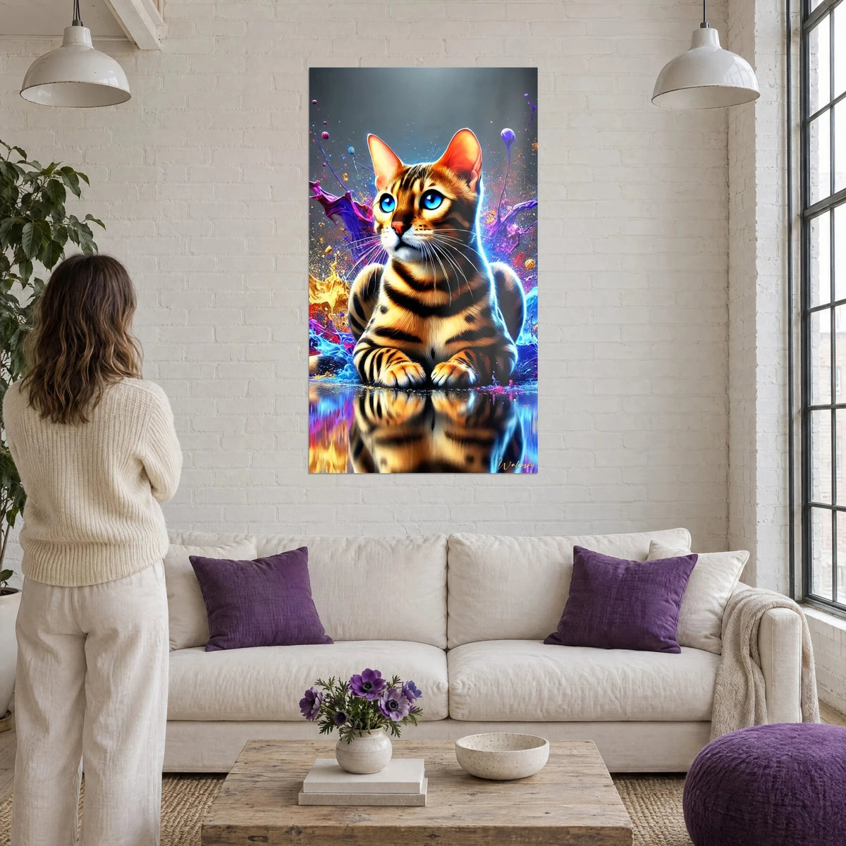 Schilderij Bengaalse kat met saffierblauwe ogen, barnsteenkleurige vacht met zwarte strepen, paarse spatten, boven een bank in een lichte woonkamer