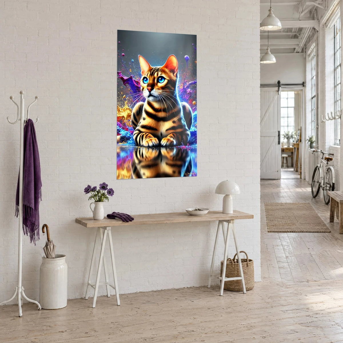 Schilderij getigerde kat op zijn spiegelbeeld, elektrisch blauwe ogen, gouden en paarse vonken, driekwartaanzicht in een kunstenaarsloft