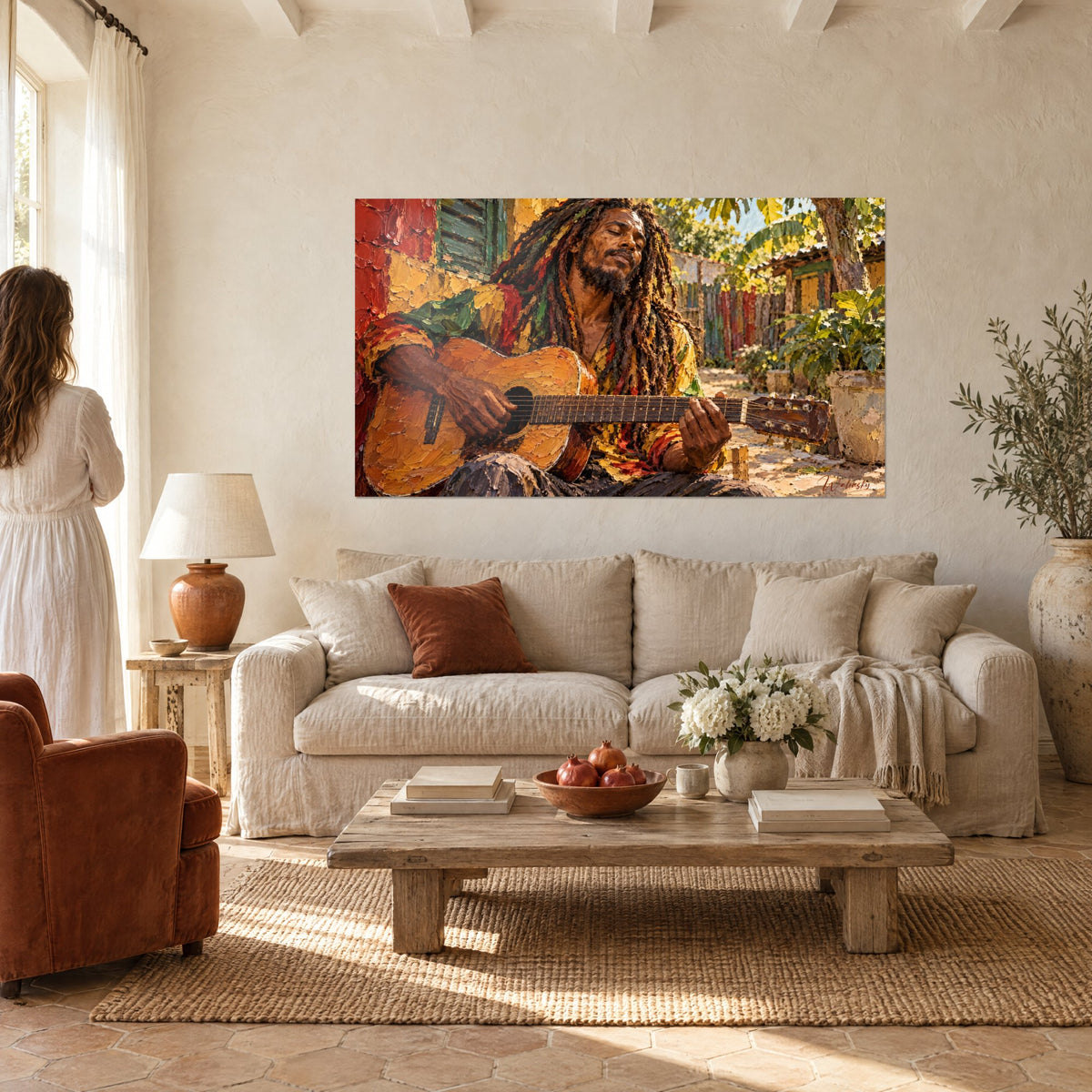 Tableau guitariste aux dreadlocks vert, rouge et or, yeux clos, empâtements ocre, couple de dos au-dessus d'un canapé dans un salon lumineux