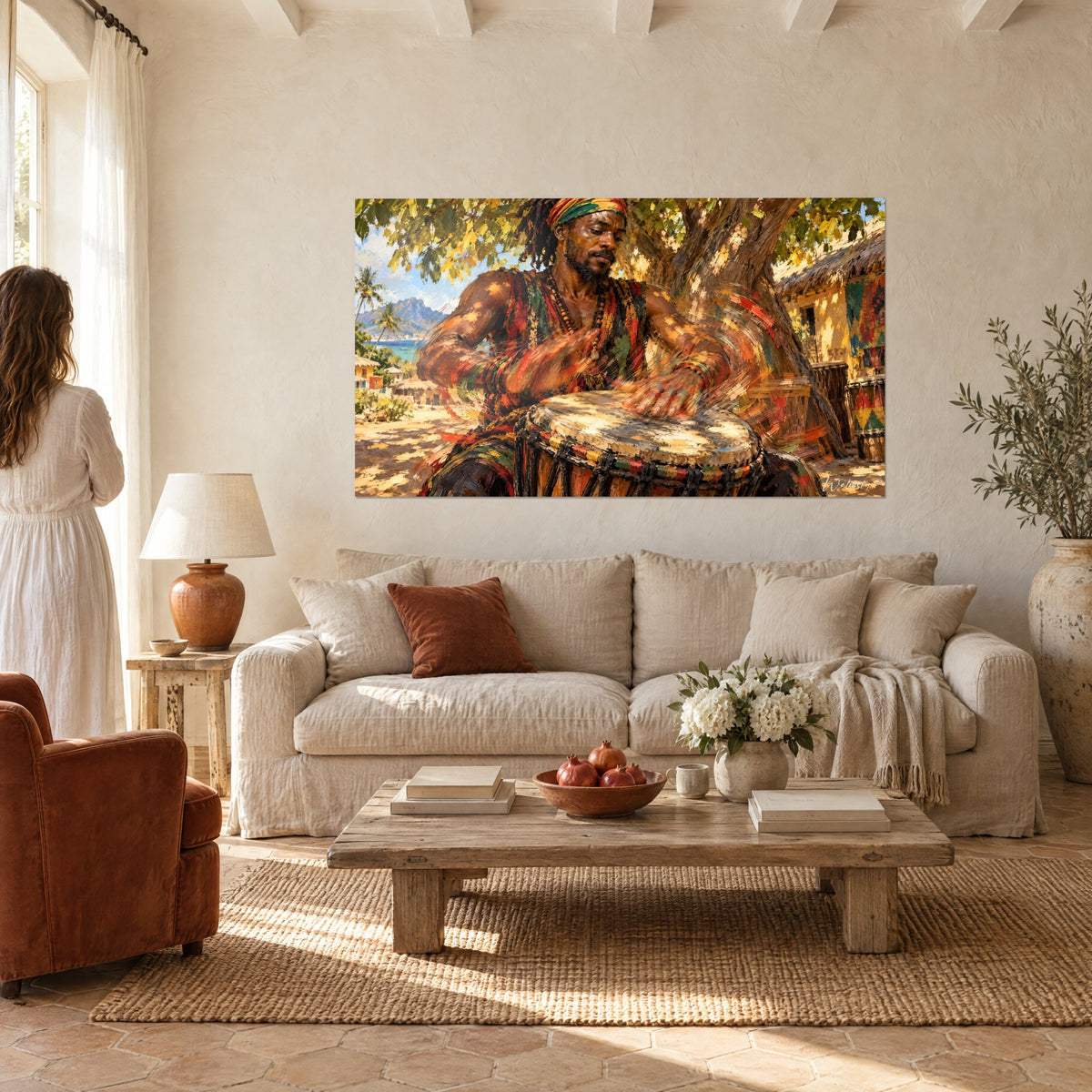 Tableau percussionniste au djembé, mains ocre sous un arbre et bandeau rouge et vert, au-dessus d'un canapé dans un salon lumineux