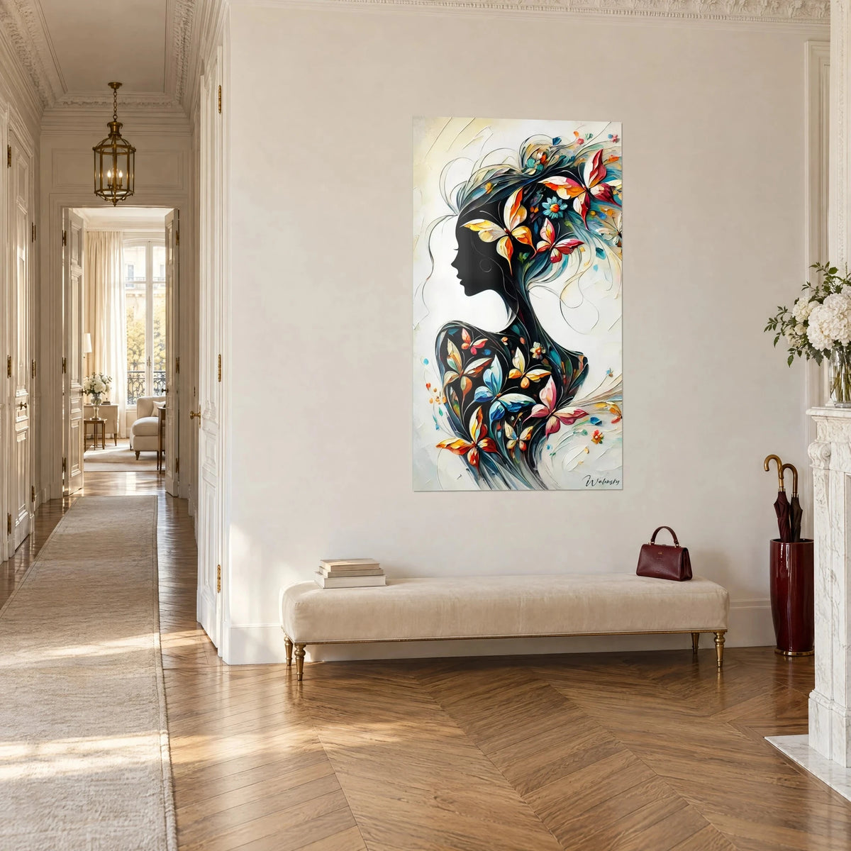 Cuadro perfil femenino negro que se transforma en mariposas rojas y amarillas sobre fondo marfil, estancia haussmanniana en perspectiva, banqueta beige