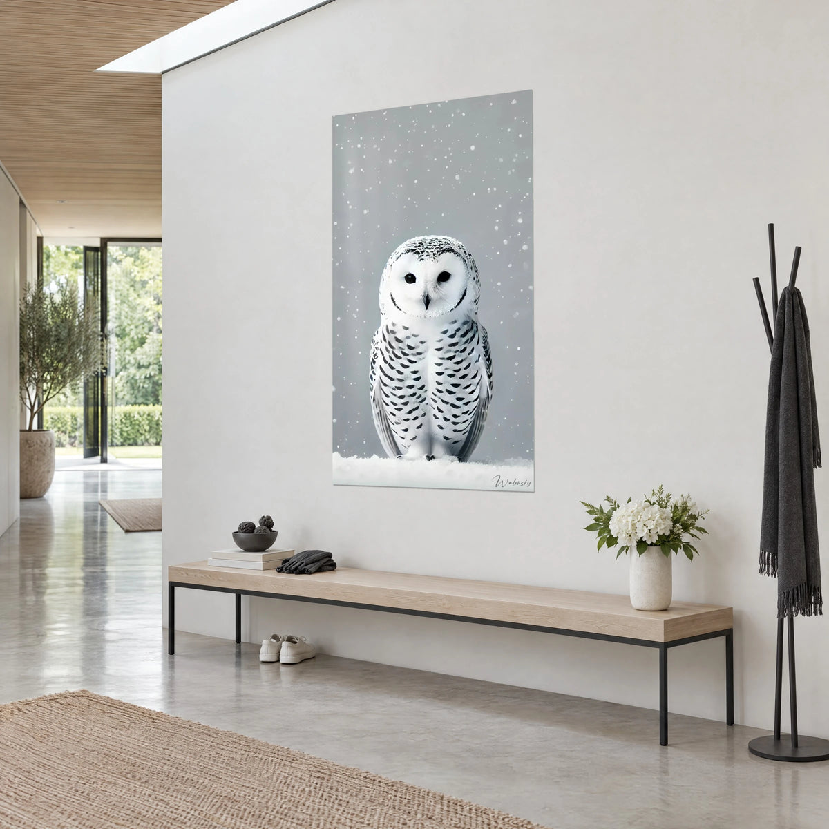 Schilderij sneeuwuil met zwarte ogen, ivoorkleurig verenkleed met bruine dwarsstrepen, sneeuwvlokken op parelgrijs, driekwartaanzicht