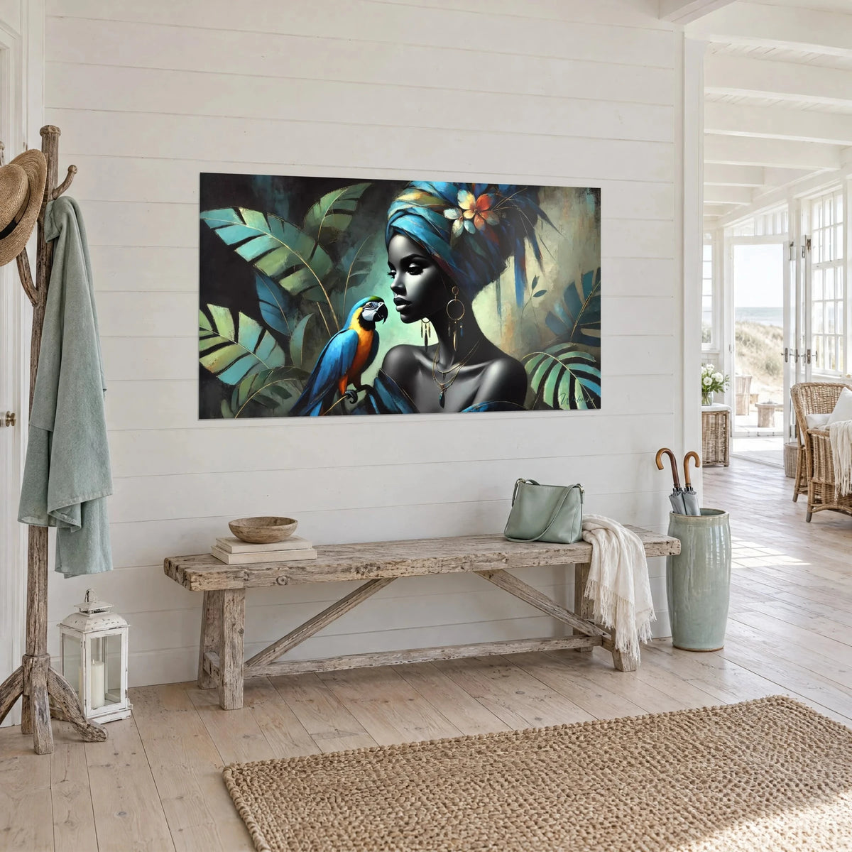 Schilderij portret van een zwarte vrouw, turquoise tulband versierd met een oranje bloem, blauw-gele ara, tegen een witte muur van een strandhuis