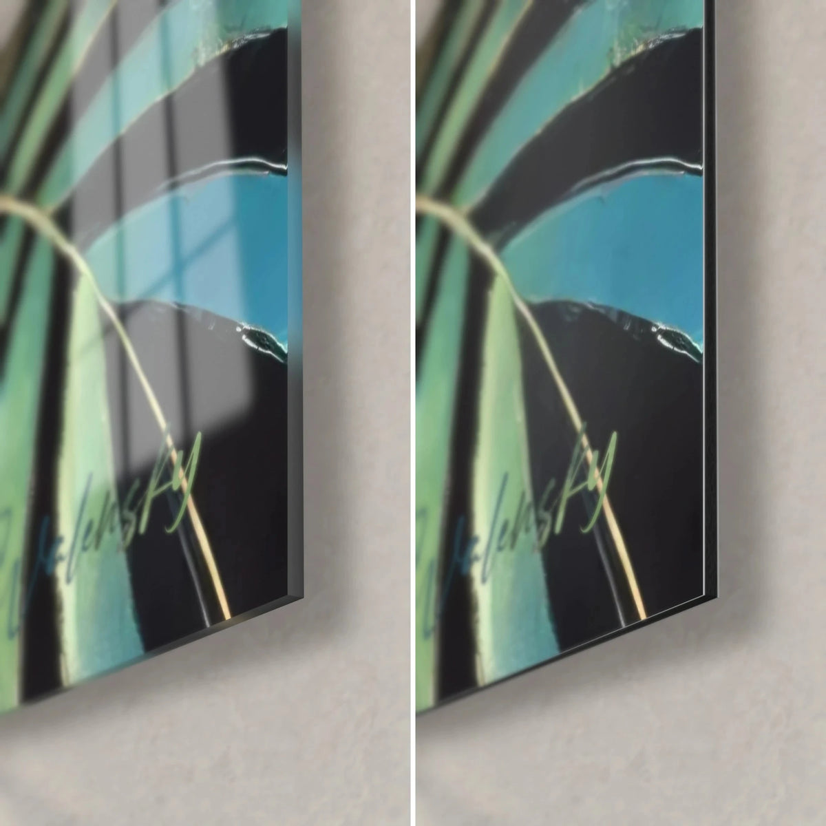 Schilderij van een vrouw met turquoise tulband en papegaai, rechtsonder in beeld: glanzend glas links, mat zwart Dibond rechts, dikte 3 mm