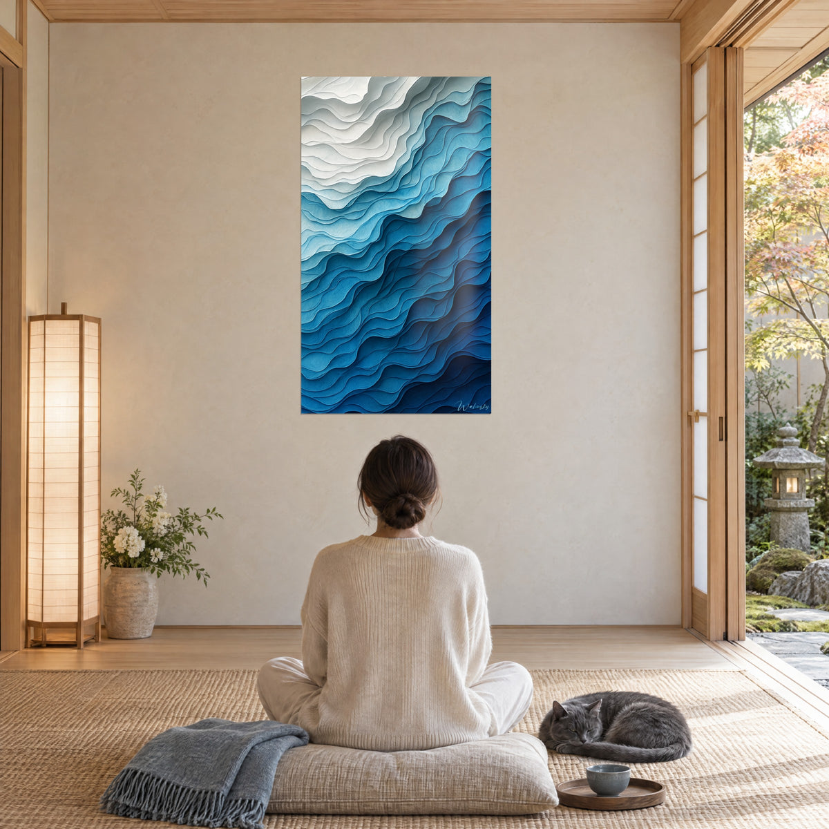 Schilderij met gelaagde oceaangolven, koningsblauw en parelwit, vrouw van achteren zittend op een kussen, grijze kat die slaapt