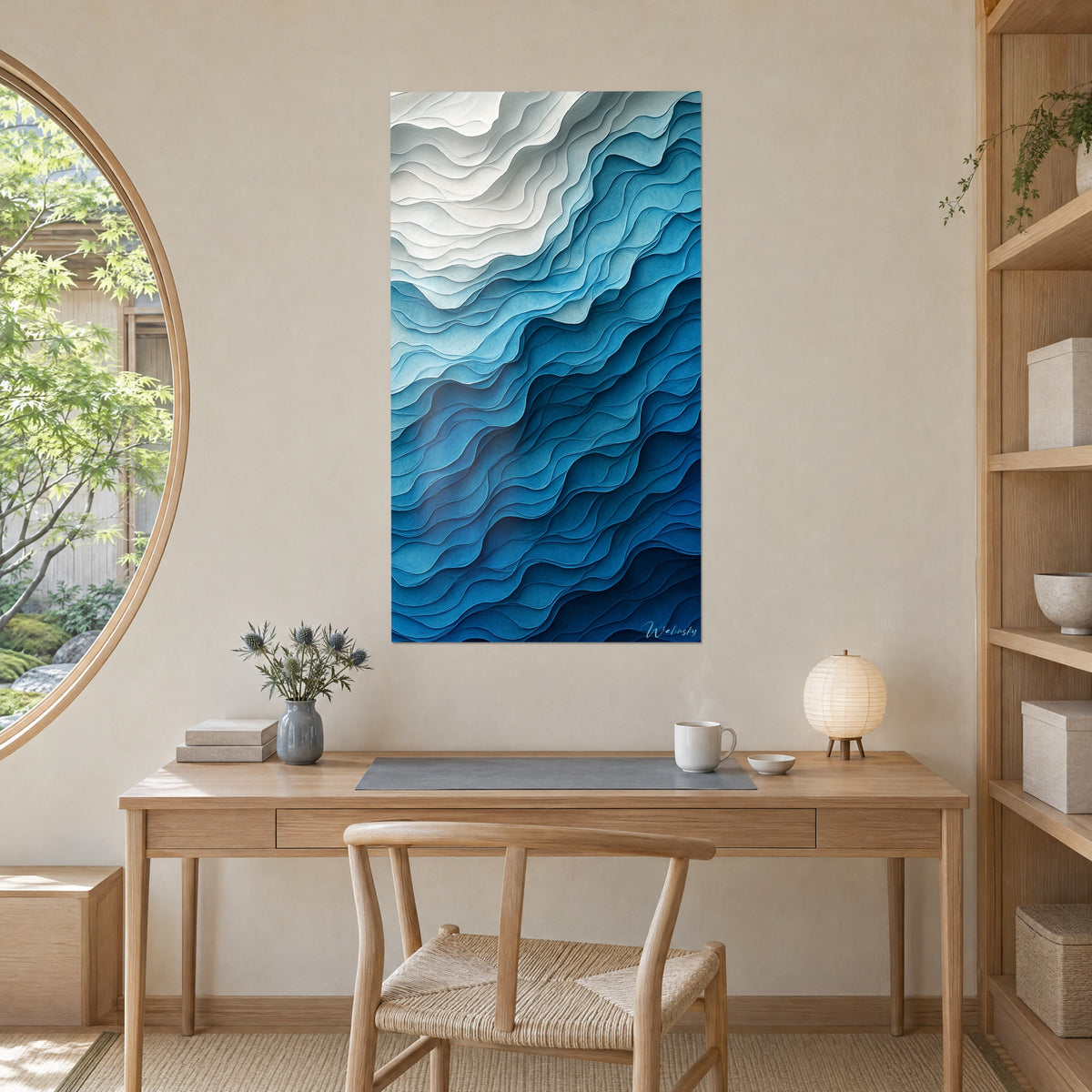 Schilderij met maritieme abstractie in reliëf, ivoorwit en eendenblauw, tegenover een lichte houten bureau en een rond raam