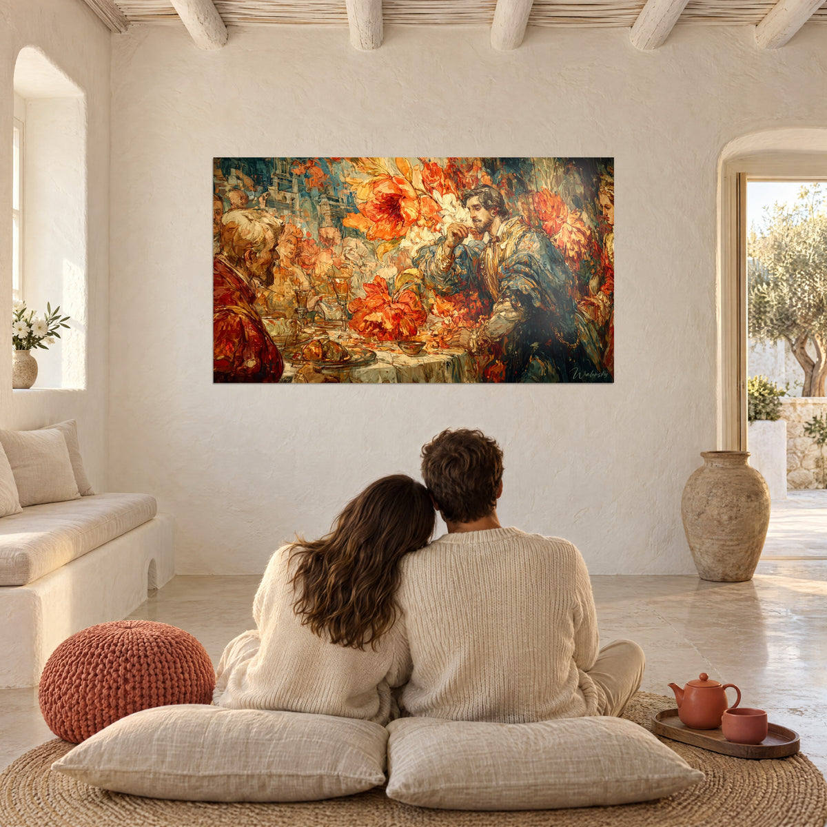 Cuadro noble inclinado sobre el mantel, grandes flores rojo coral y capa azul dorada, frente a una pareja sentada en cojines