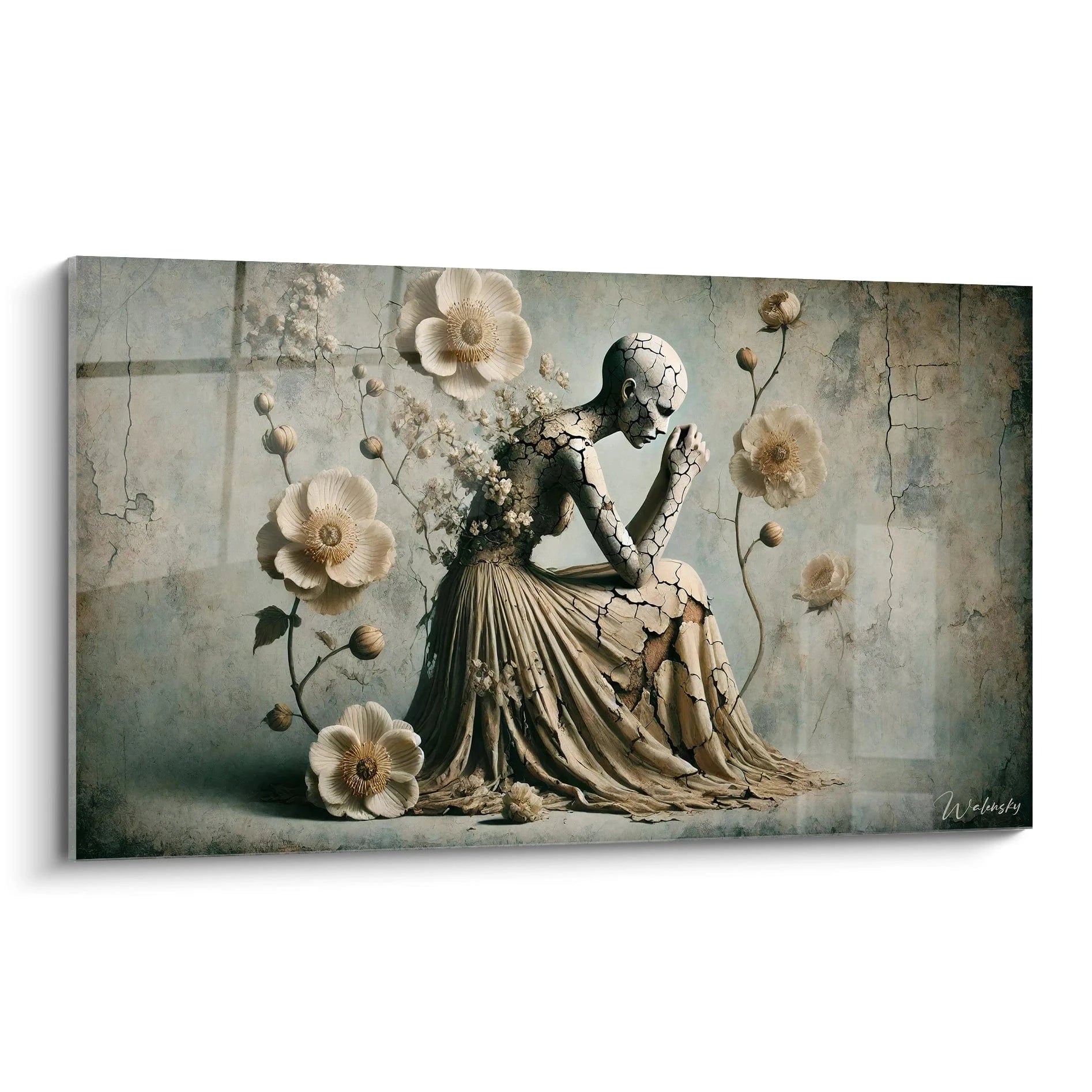 Un tableau surréalisme abstrait montrant une silhouette féminine fissurée, ornée de fleurs beige et marron, sur un fond bleu clair avec des textures craquelées.

