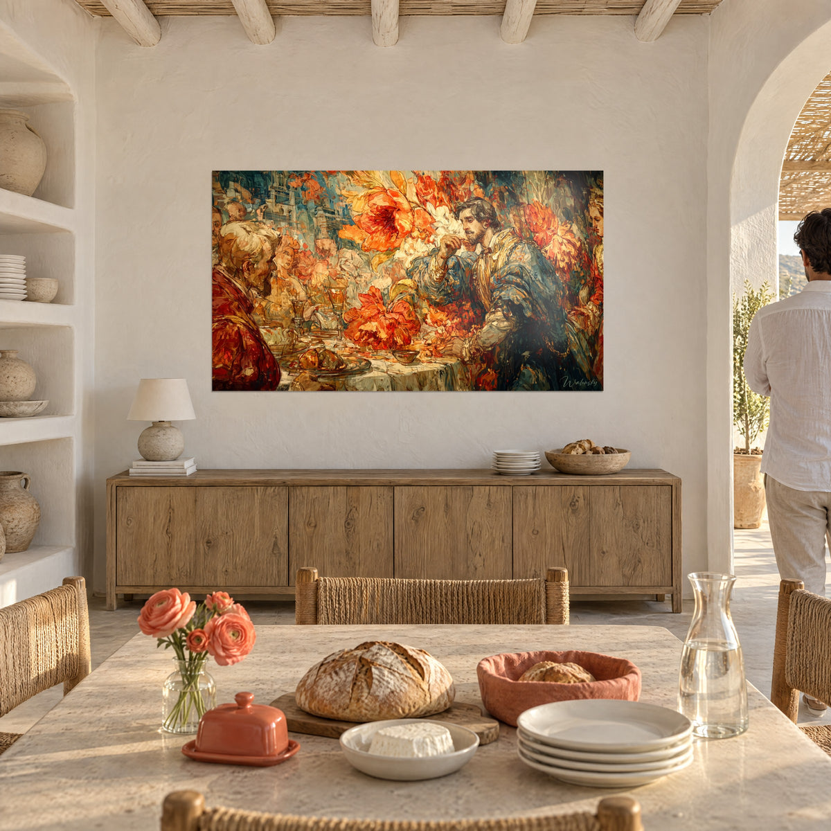 Cuadro comensales sentados bajo tulipanes naranjas, copas ámbar y pan dorado, en un salón mediterráneo de arcos blancos