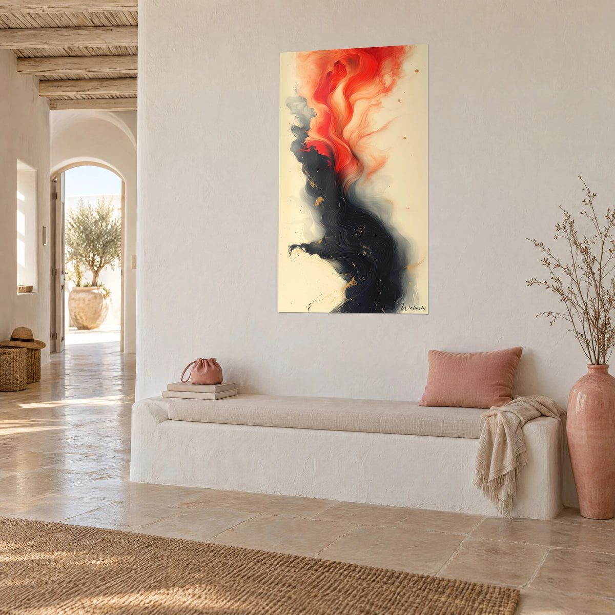 Cuadro llama abstracta escarlata y melocotón que se desliza hacia un flujo de tinta negra, fondo crema, banqueta blanca y jarrón rosa, vista de tres cuartos