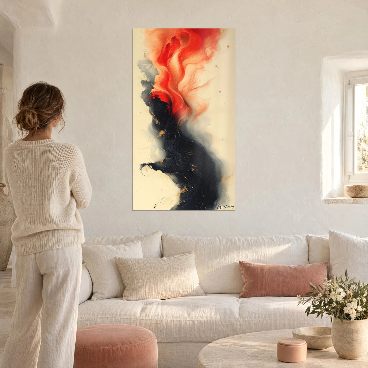 Cuadro penacho de humo bermellón y coral dominando una coulée negra dorada, una mujer de espaldas, sobre un sofá en un salón luminoso