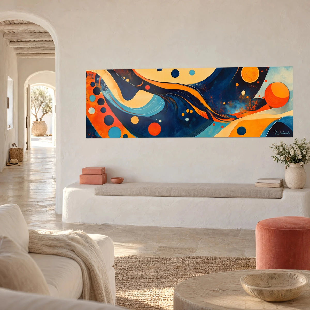 Tableau panoramique de ronds corail et marine sur ruban crème ondulant, mur blanc chaulé, maison méditerranéenne en trois-quarts