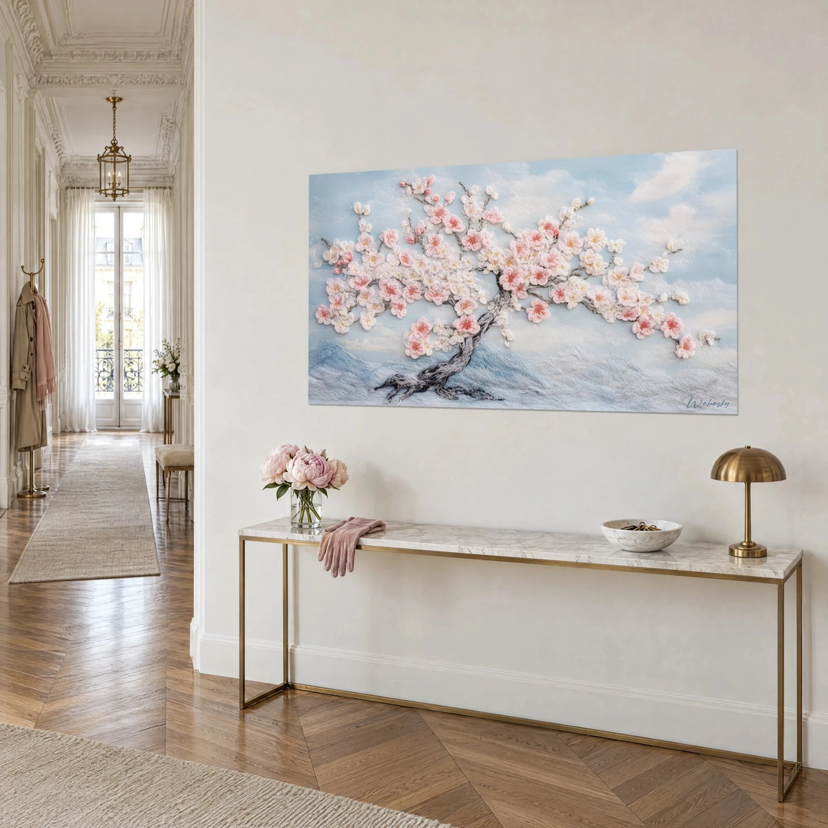 Quadro albero in fiore in rilievo intrecciato, petali bianchi e rosa su fondo azzurro ghiaccio, console dorata, corridoio in stile haussmanniano
