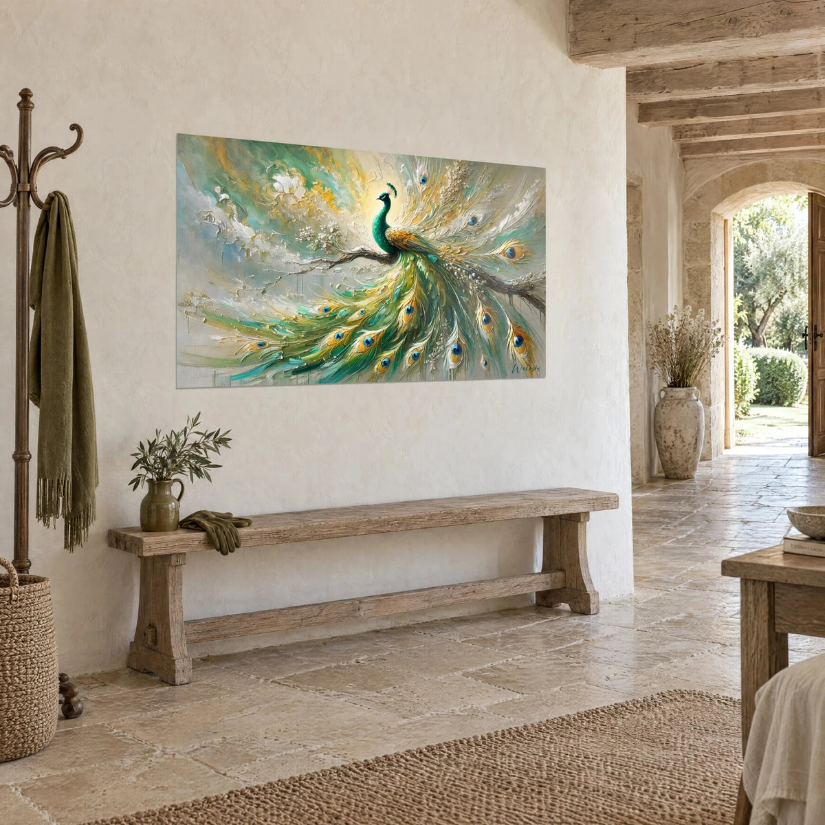 Cuadro ave real verde abeto y oro, ocelos azules en plumaje en relieve, vista de tres cuartos, banco de madera y piedra