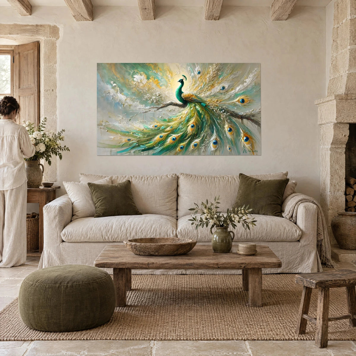 Cuadro pavo real esmeralda posado en una rama, cola de oro y turquesa, persona de espaldas, sobre un sofá en un salón luminoso