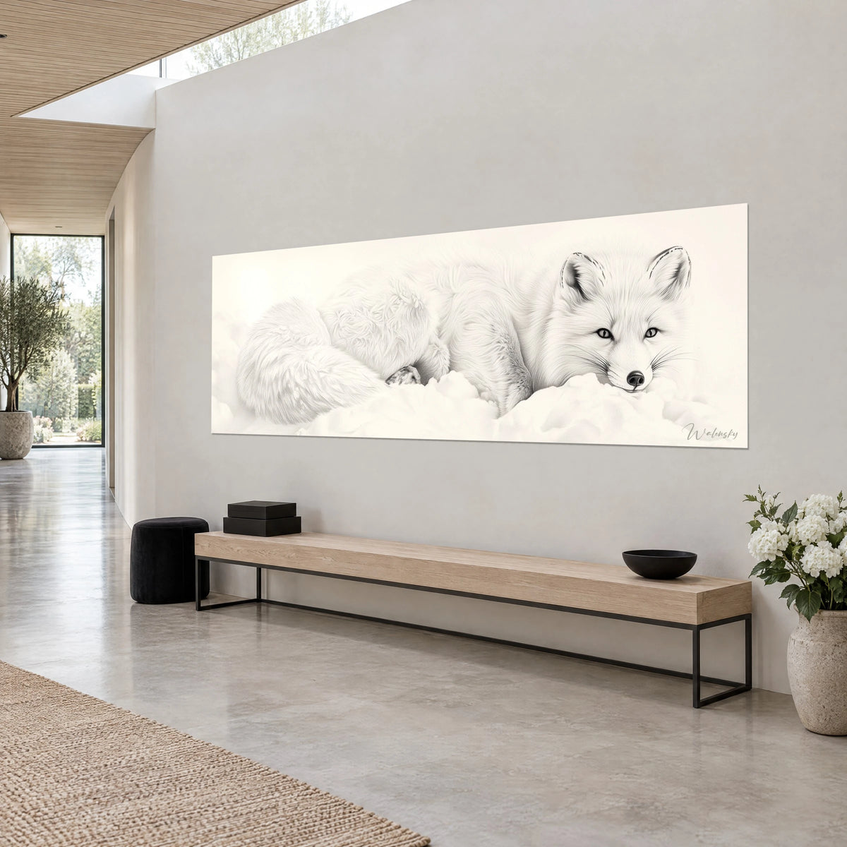 Cuadro zorro ártico de mirada almendrada, pelaje marfil y sombras grises, colgado en una pared luminosa vista de tres cuartos