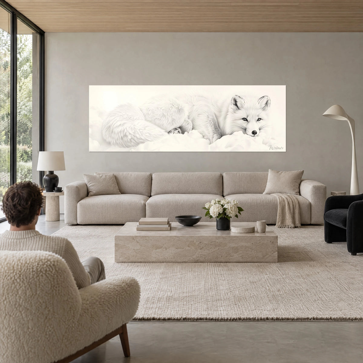 Cuadro zorro polar acurrucado en la nieve, pelaje blanco crema y trazos de grafito gris, sobre un sofá en un salón luminoso