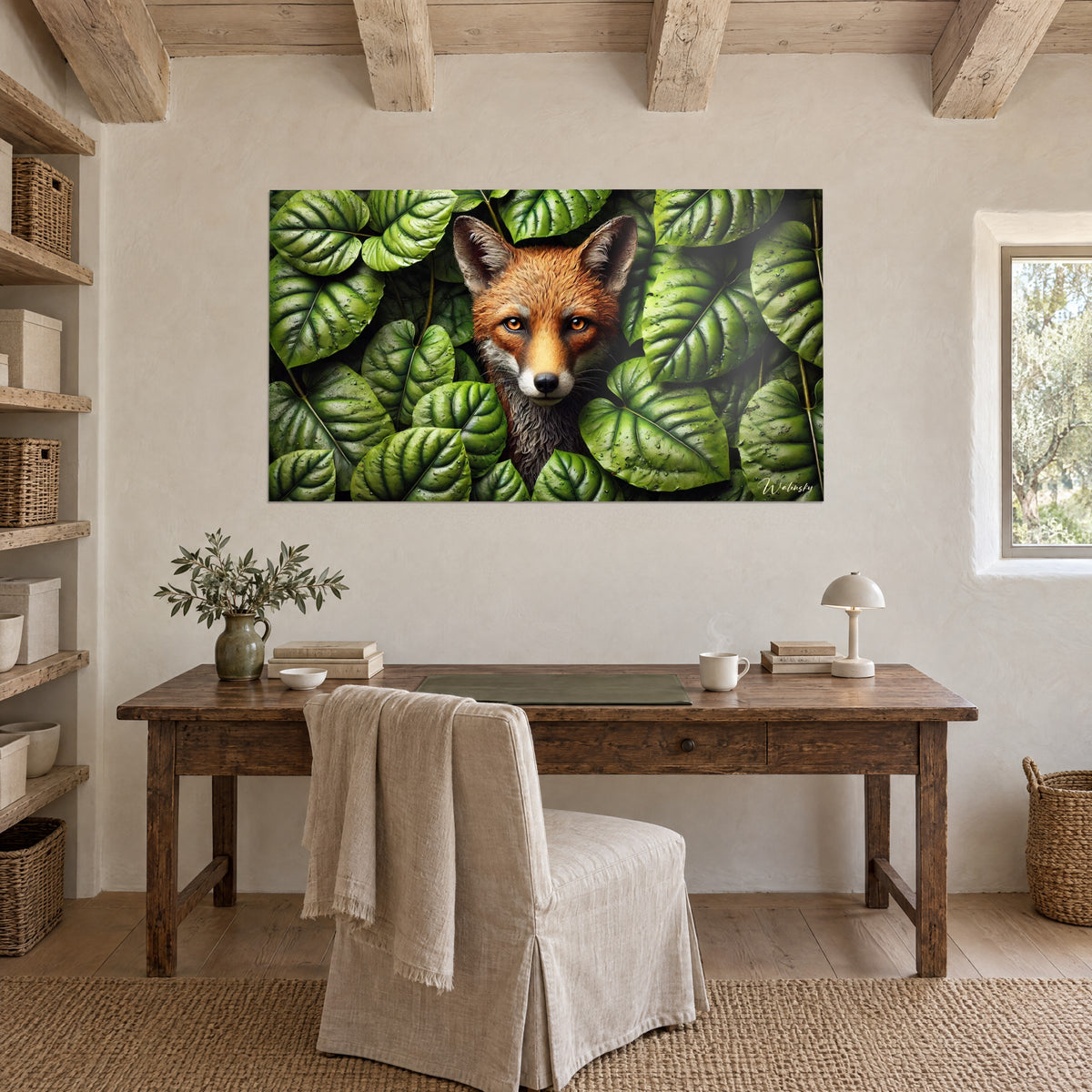 Schilderij wilde fauna: rode vos, vuurrode vacht en donkergroene neervallende bladeren, boven een houten bureau