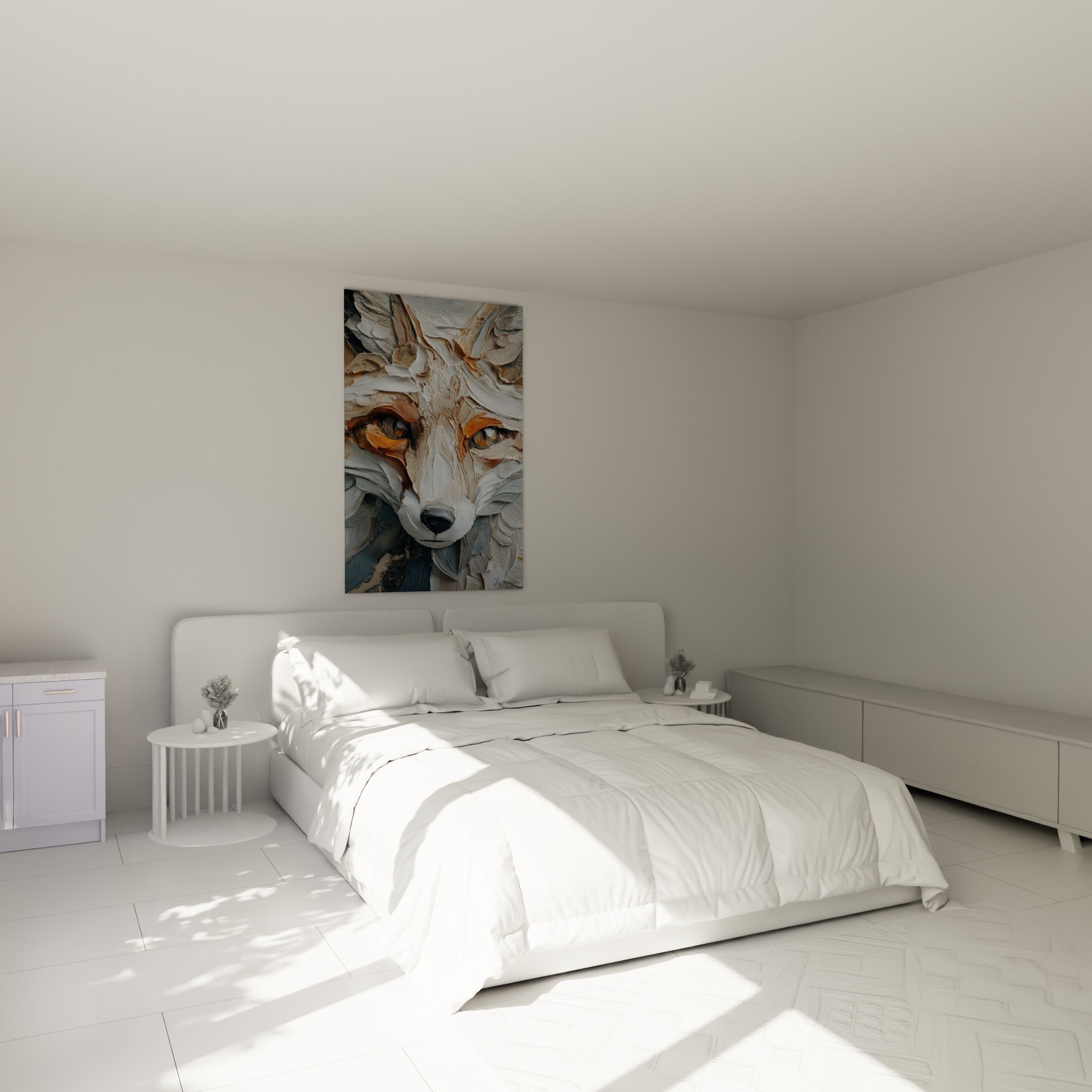 Museau de renard blanc et gris aux yeux orangés, accroché au-dessus d'un lit dans une chambre claire.