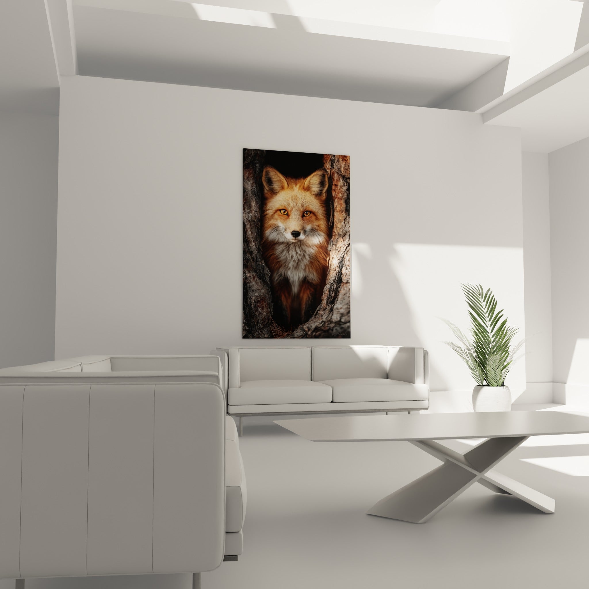 Renard fauve encadré de bois brut, yeux ambrés perçants, au-dessus d'un canapé dans un salon lumineux