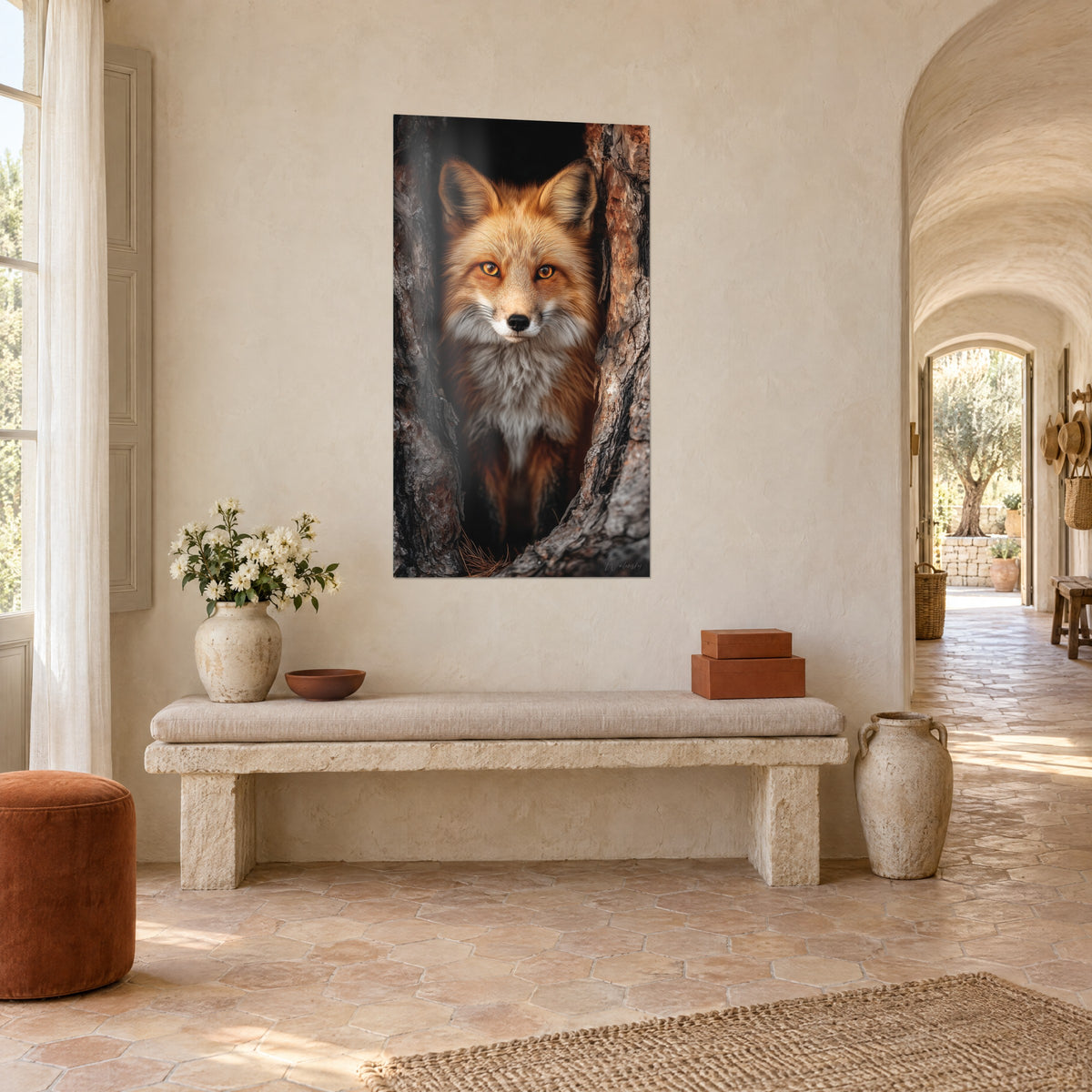 Gemälde Rotfuchs in einem hohlen Baumstamm, weiße Schnauze und schwarz gesäumte Ohren, dreiviertel Ansicht in einem gewölbten Flur