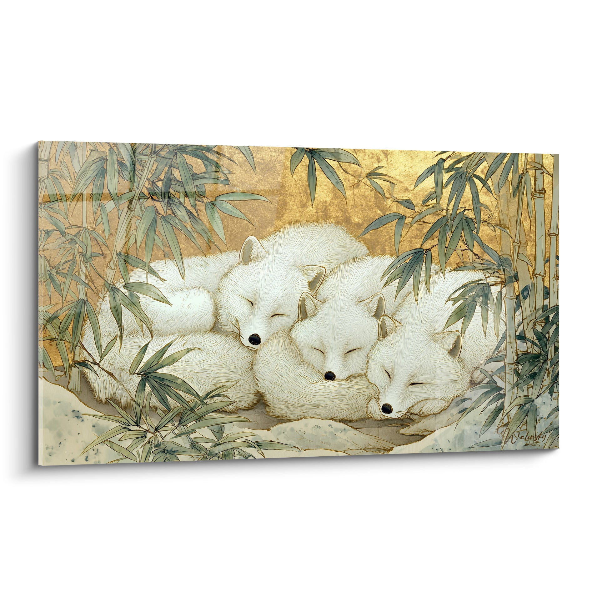 Trois renards blancs endormis sur fond doré patiné, entourés de feuilles de bambou vert sauge