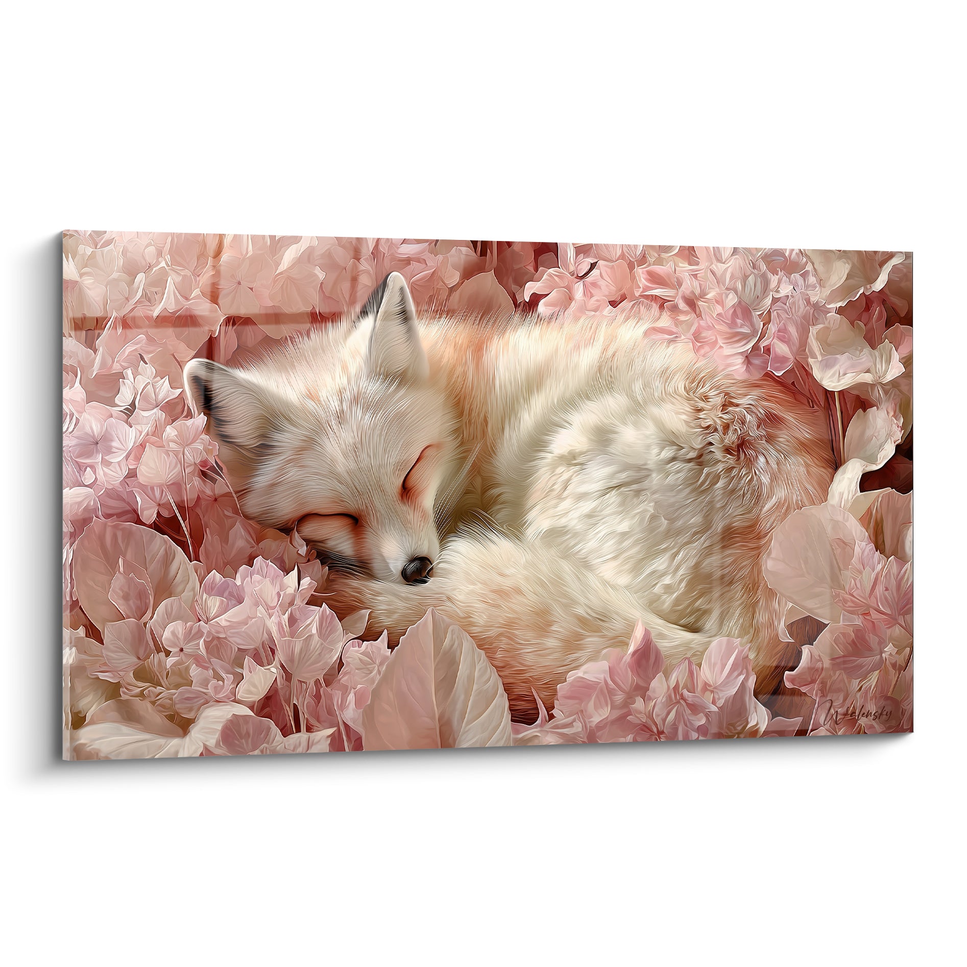 Renard blanc lové dans des fleurs rose poudré et pétales ocre, en sommeil paisible
