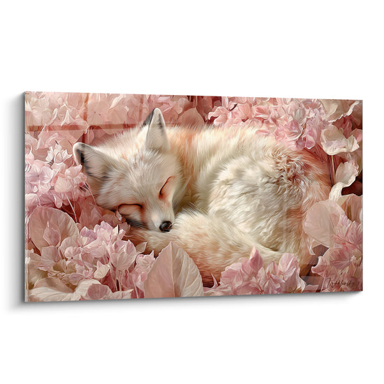 Renard blanc lové dans des fleurs rose poudré et pétales ocre, en sommeil paisible