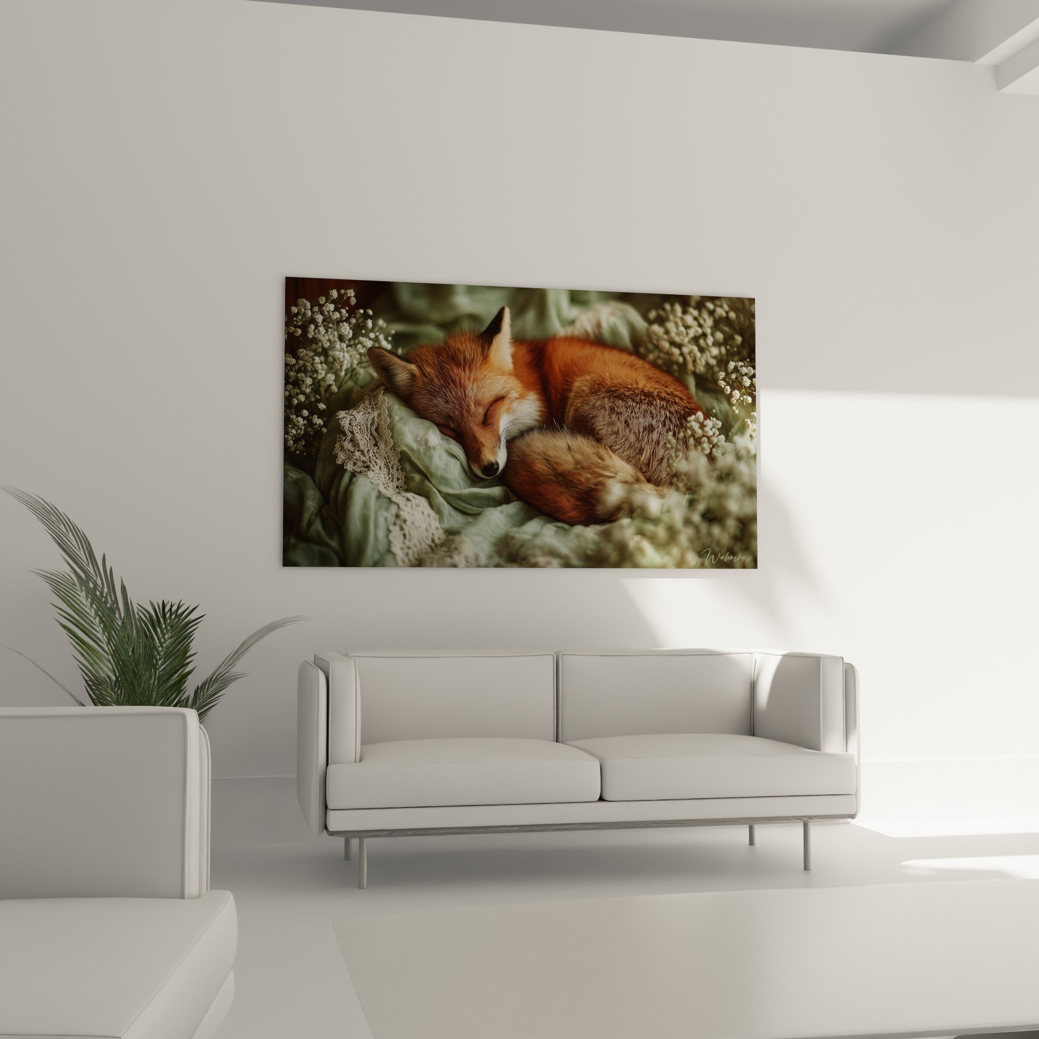 Renard fauve enroulé sur lui-même, entouré de fleurs blanches, au-dessus d'un canapé dans un salon lumineux