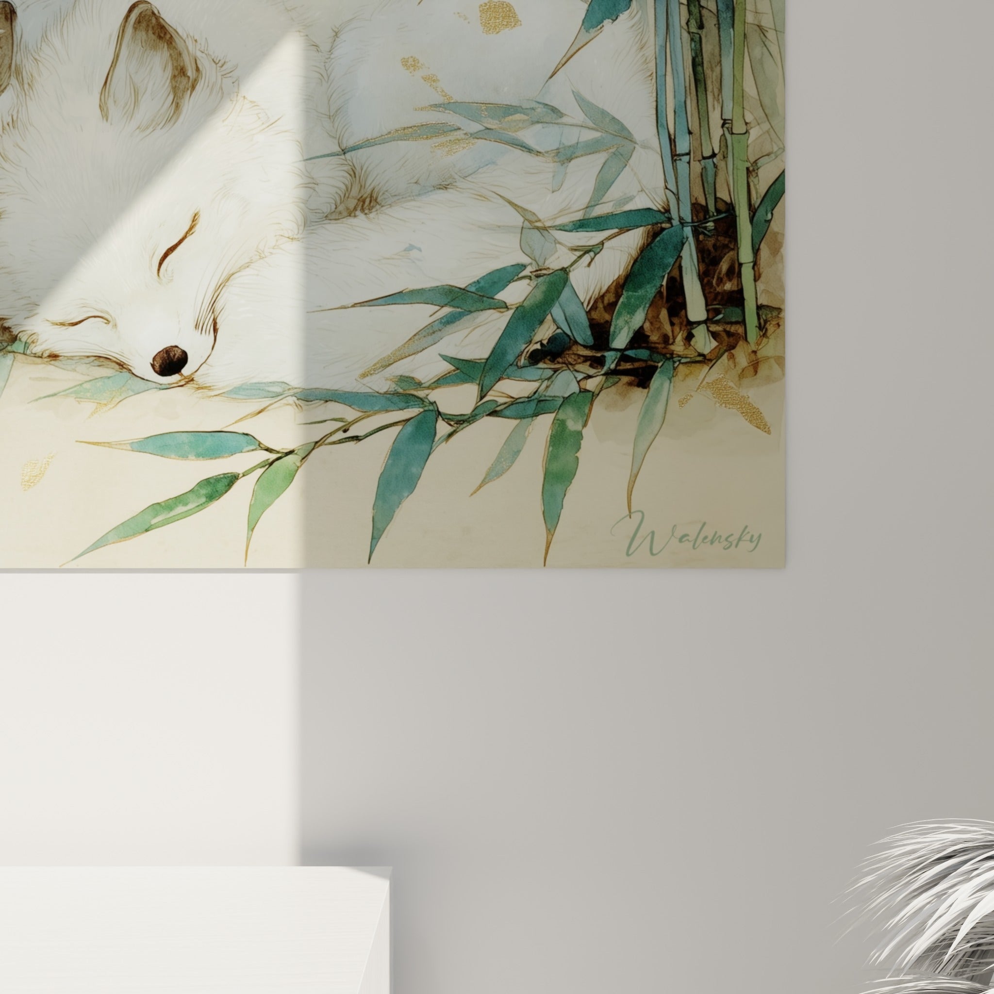 Détail du pelage blanc texturé et des éclats dorés du tableau renard près des feuilles de bambou
