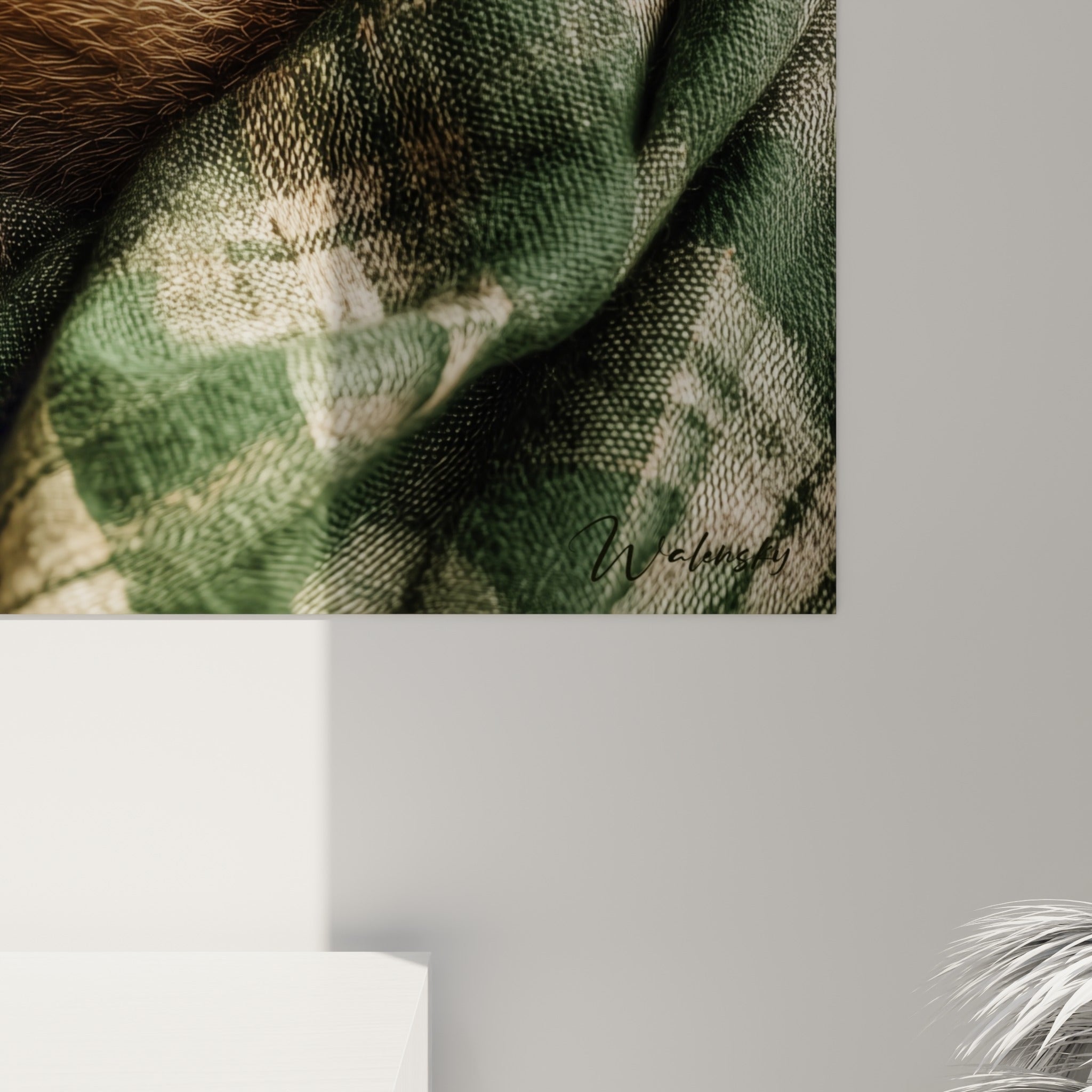 Détail des poils roux et de la trame du plaid tartan vert, avec le grain de l'impression visible de près