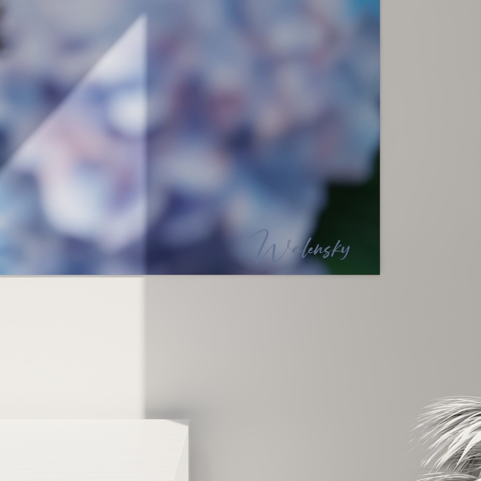 Détail du pelage roux et des hortensias bleu marine, texture fine et empâtements visibles sur la toile