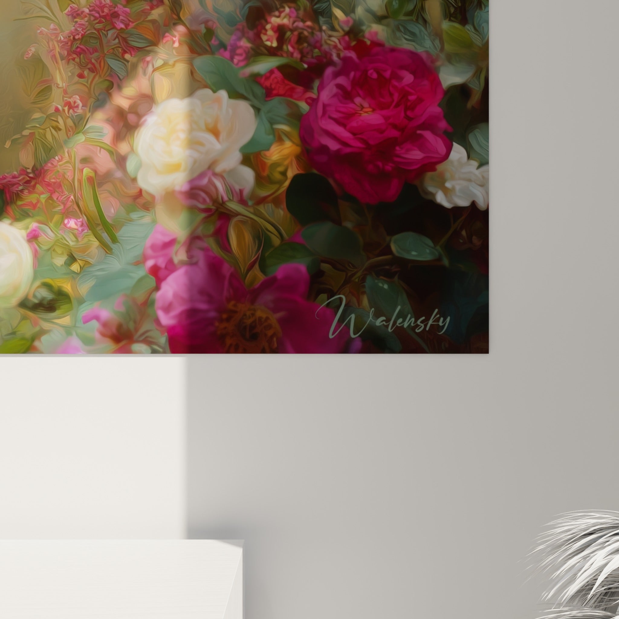 Détail des pétales roses et du pelage roux finement texturé, révélant les nuances dorées de la lumière