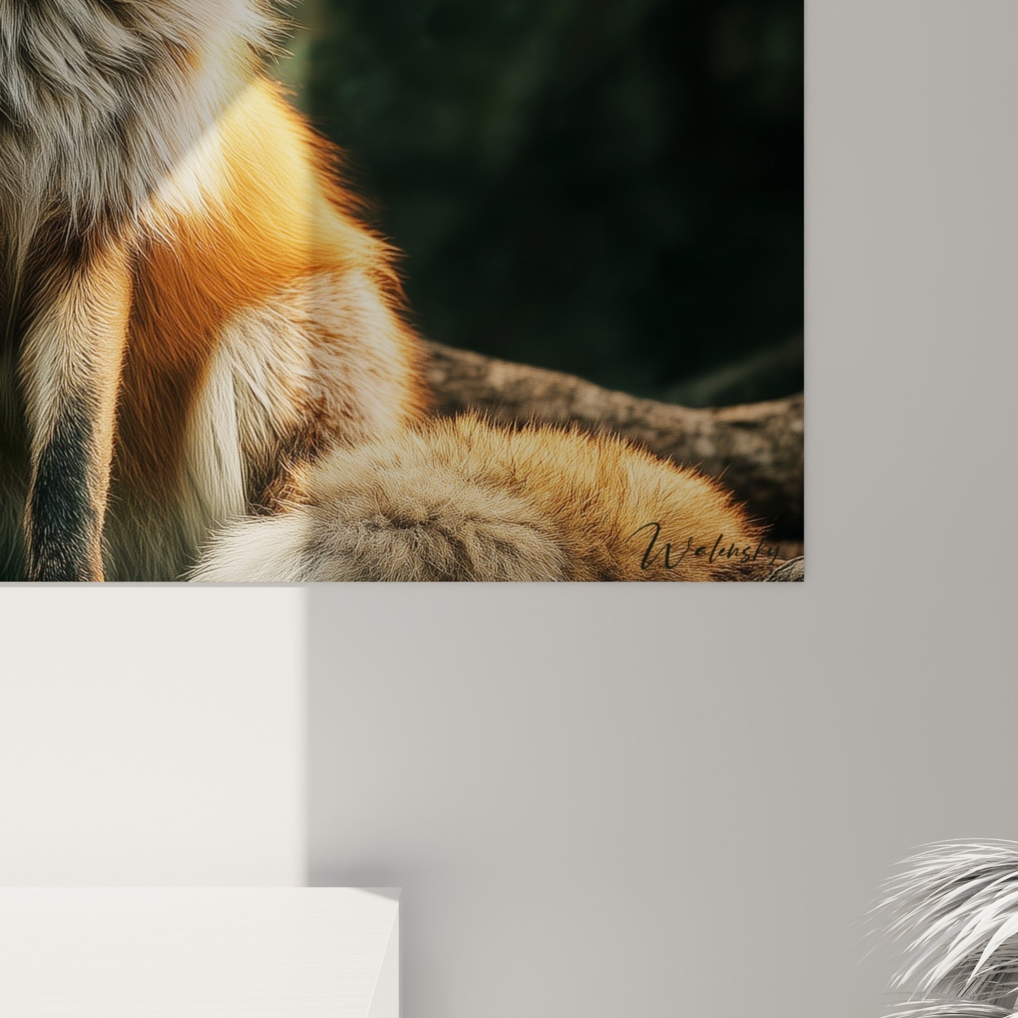 Détail du pelage orangé et blanc du renard, empâtements et grain visibles sur la toile accrochée