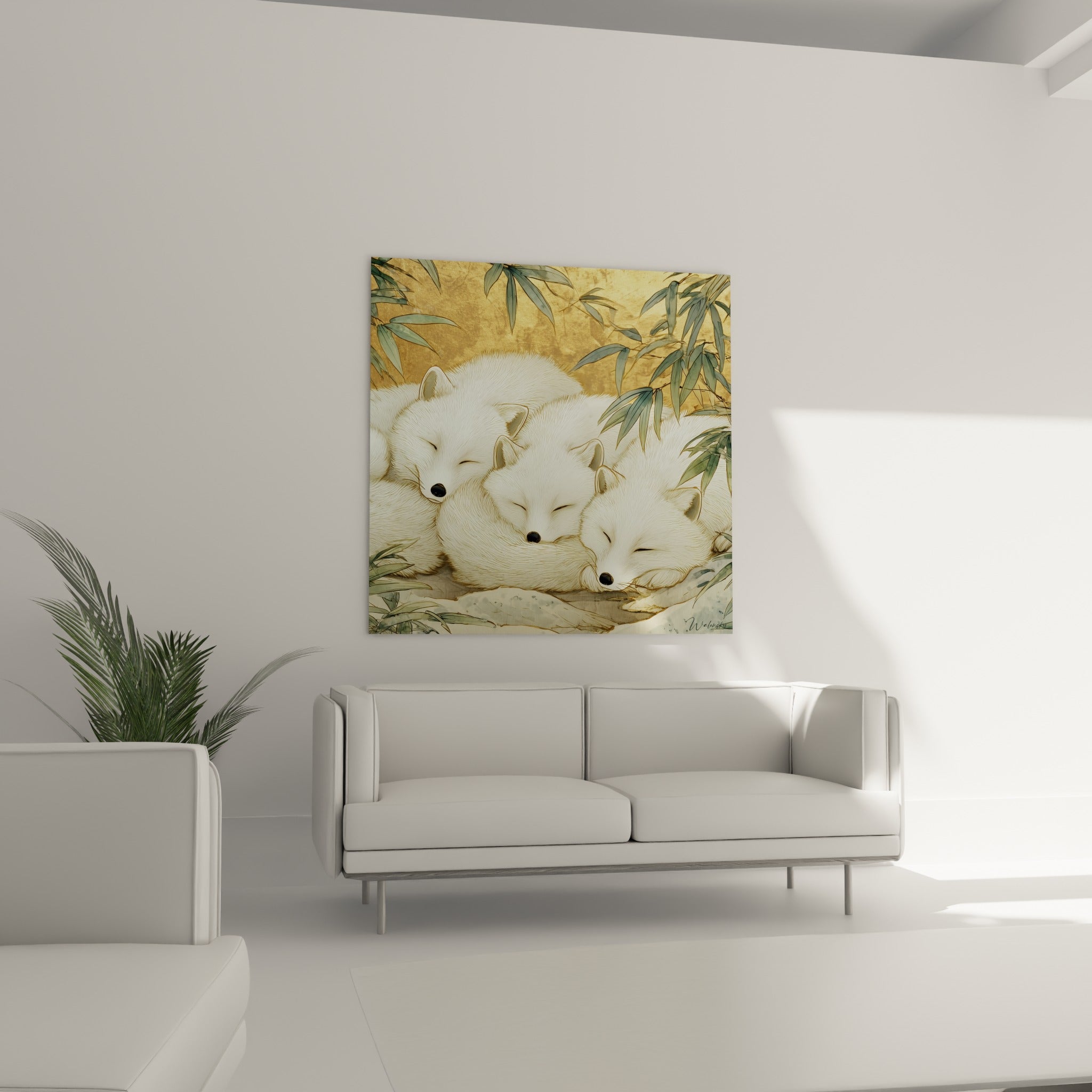 Famille de renards blancs sur fond ocre doré, accrochée au-dessus d'un canapé dans un salon lumineux.