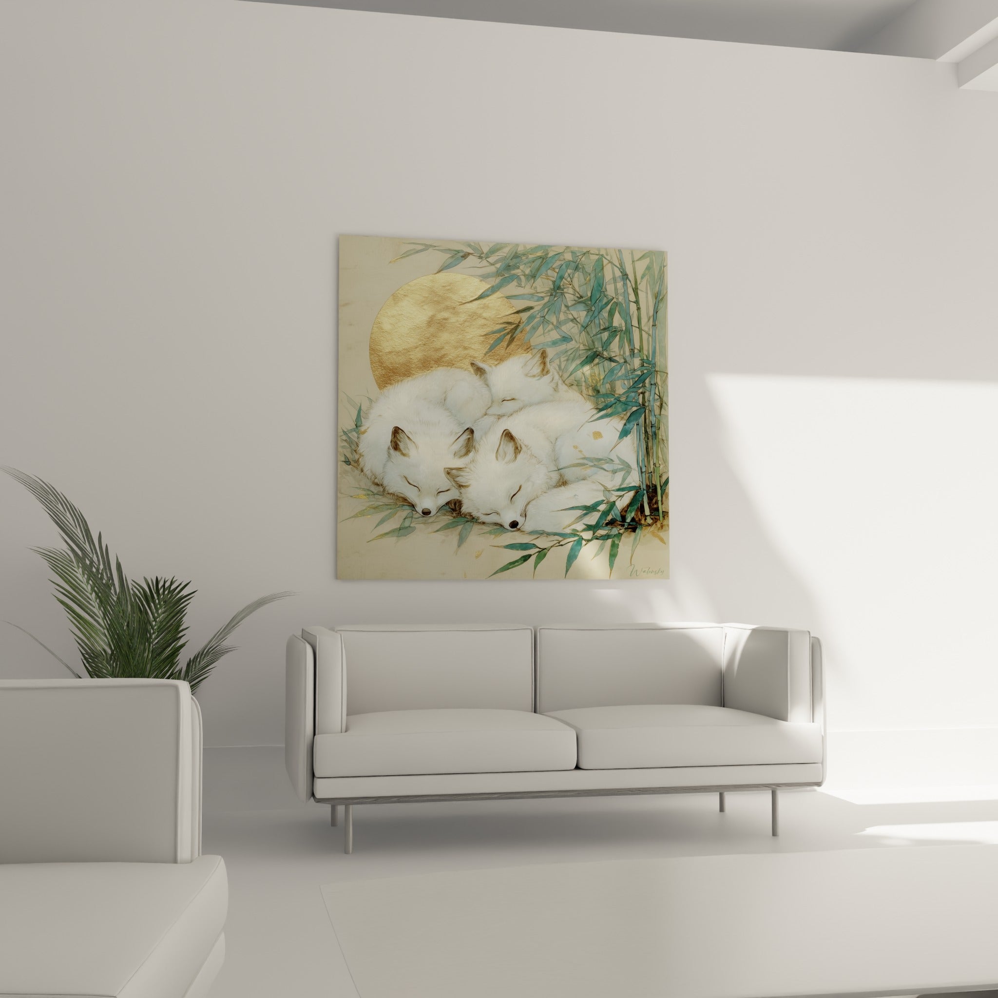 Renards au pelage blanc et fond doré niché parmi les bambous, au-dessus d'un canapé dans un salon lumineux