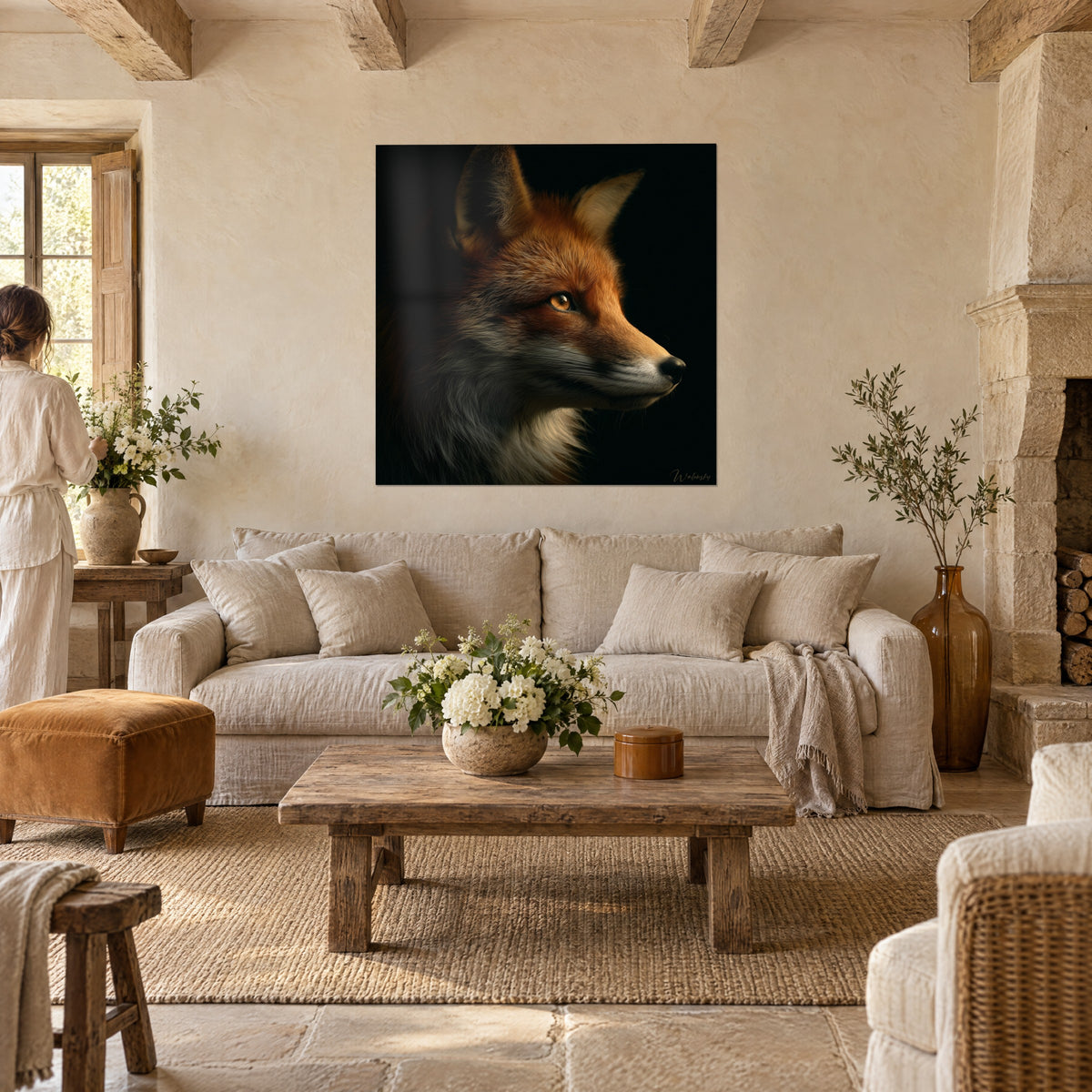Wall art red fox in profile, amber eyes on a black background, guests seen from behind, above a sofa in a bright living room