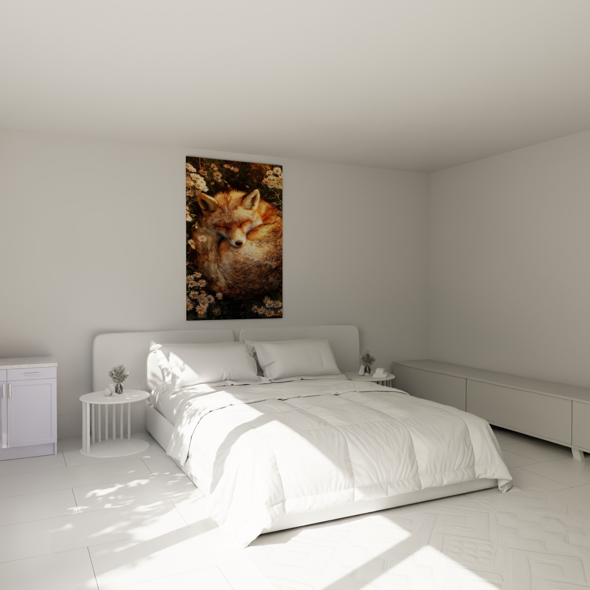 Renard fauve blotti parmi les fleurs blanches, au-dessus d'un lit dans une chambre claire