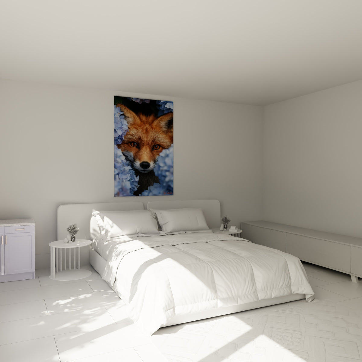 Museau noir du renard fauve entouré de fleurs bleues, au-dessus d'un lit dans une chambre claire