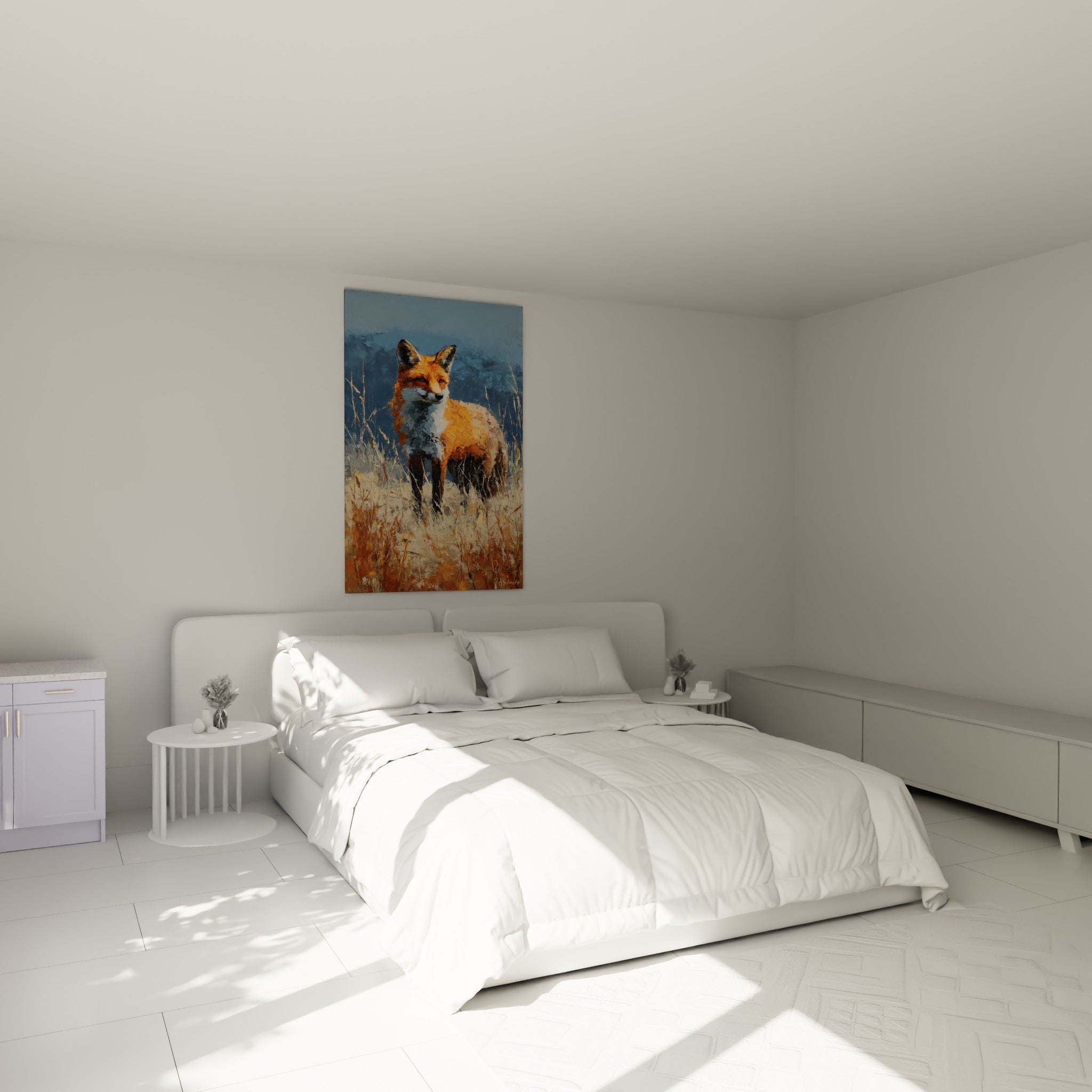 Museau blanc et fourrure terracotta du Renard, accroché au-dessus d'un lit dans une chambre claire