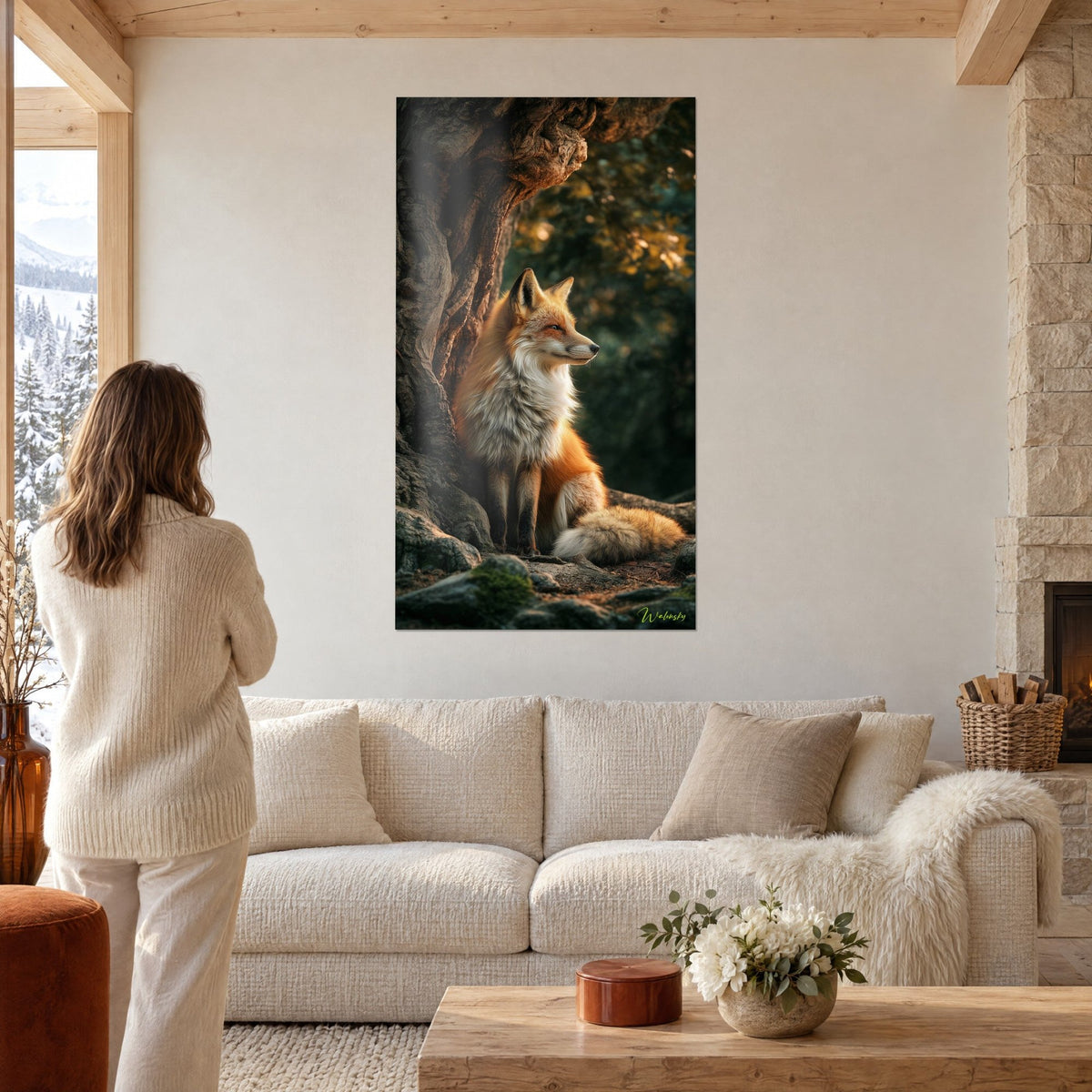 Gemälde Fuchs sitzt rothaarig an einen knorrigen Baumstamm gelehnt, weiße Brust und goldenes Licht, Frau von hinten, über einem Sofa in einem hellen Wohnzimmer