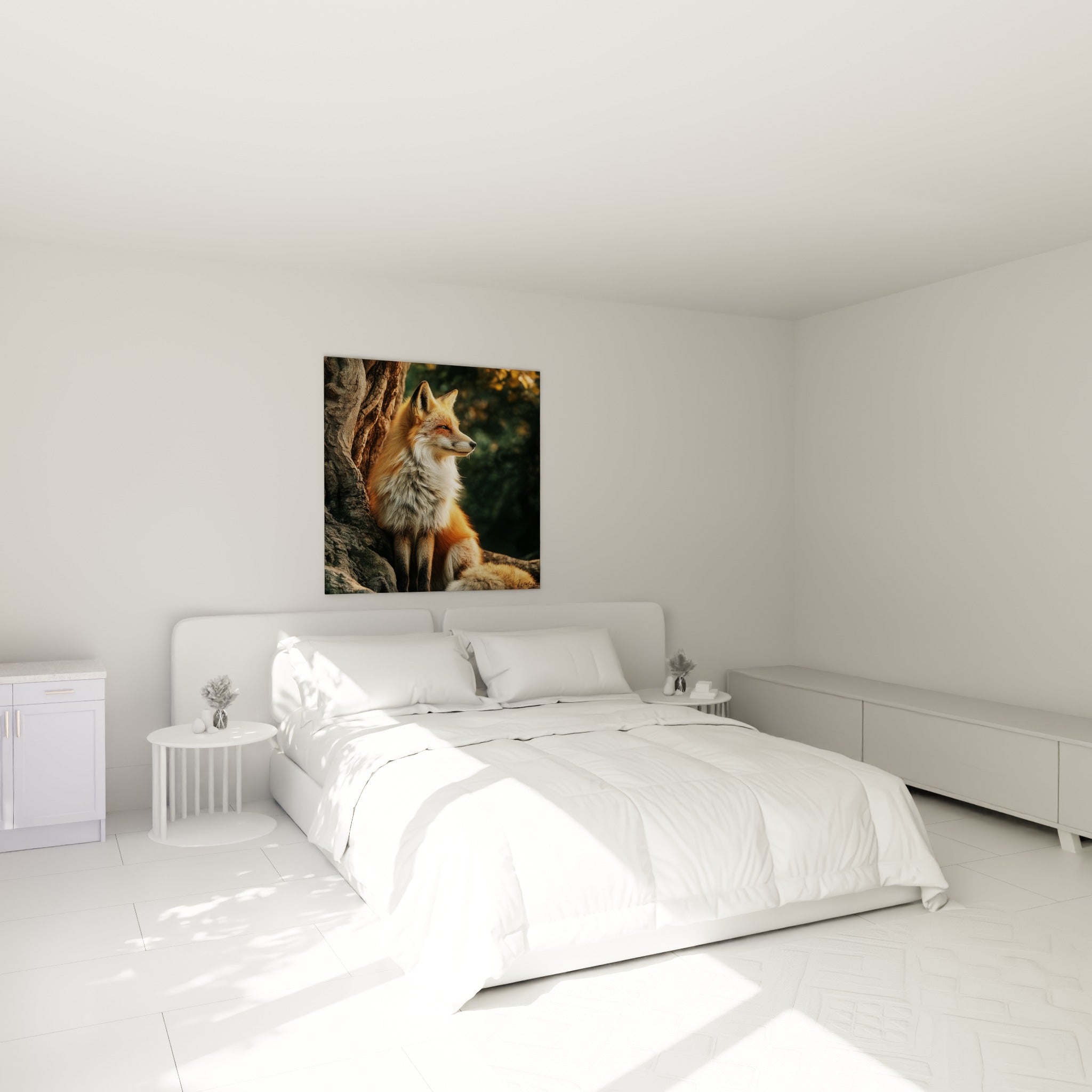 Renard fauve à la fourrure blanche immaculée, accroché au-dessus d'un lit dans une chambre claire