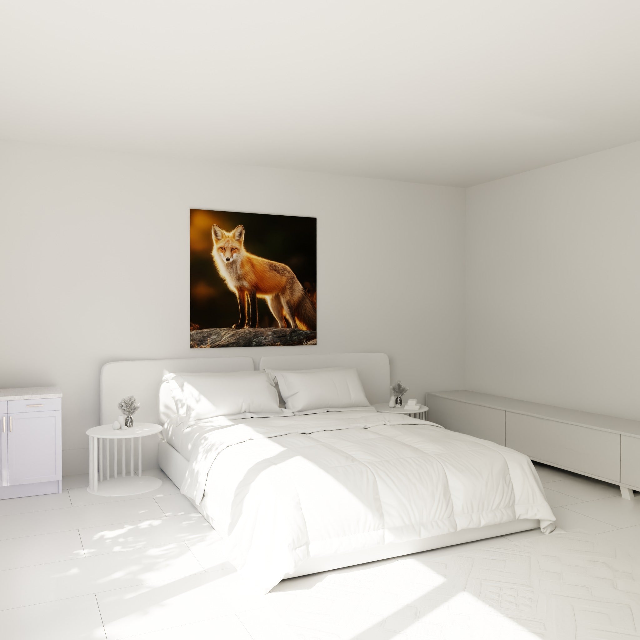 Renard fauve illuminé par une lumière dorée, au-dessus d'un lit dans une chambre claire