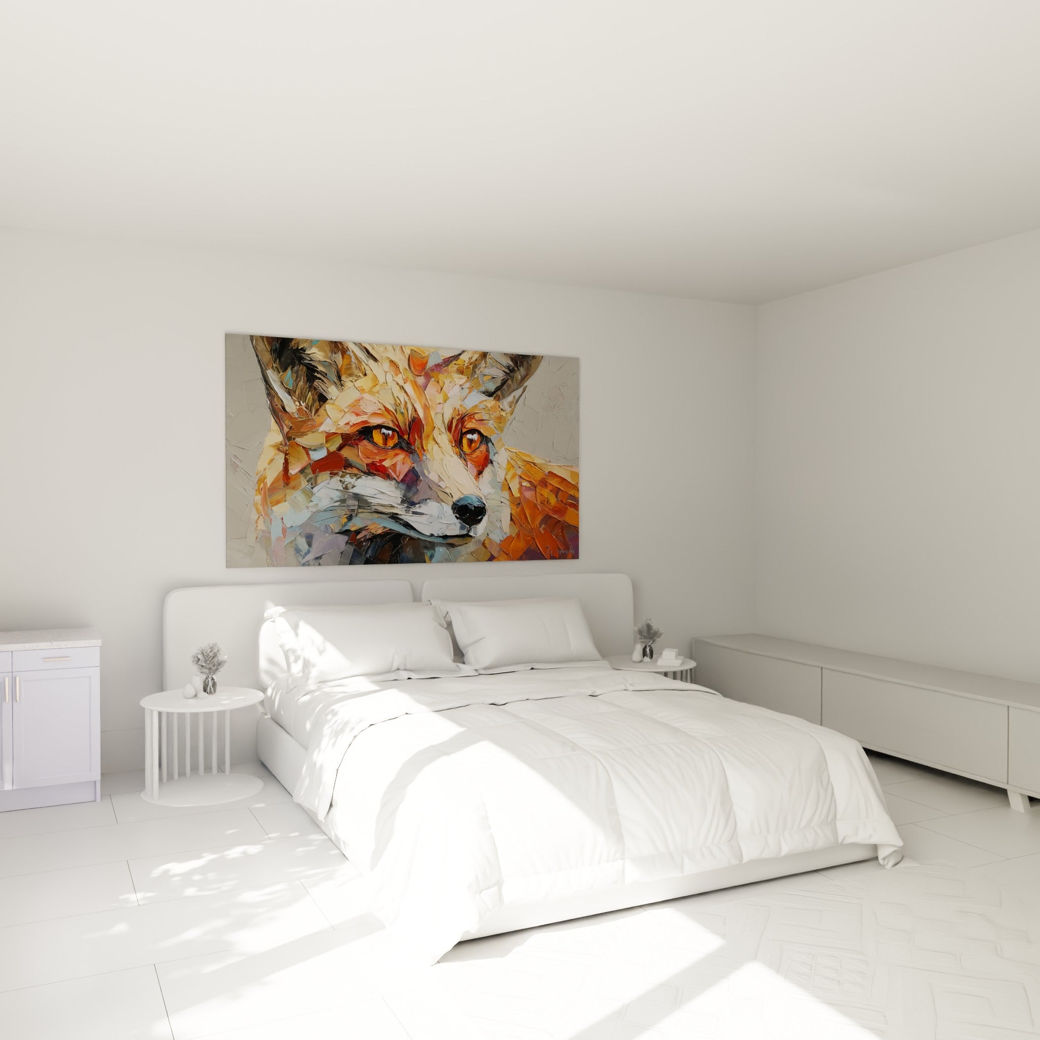 Renard fauve aux yeux perçants, museau blanc, accroché au-dessus d'un lit dans une chambre claire