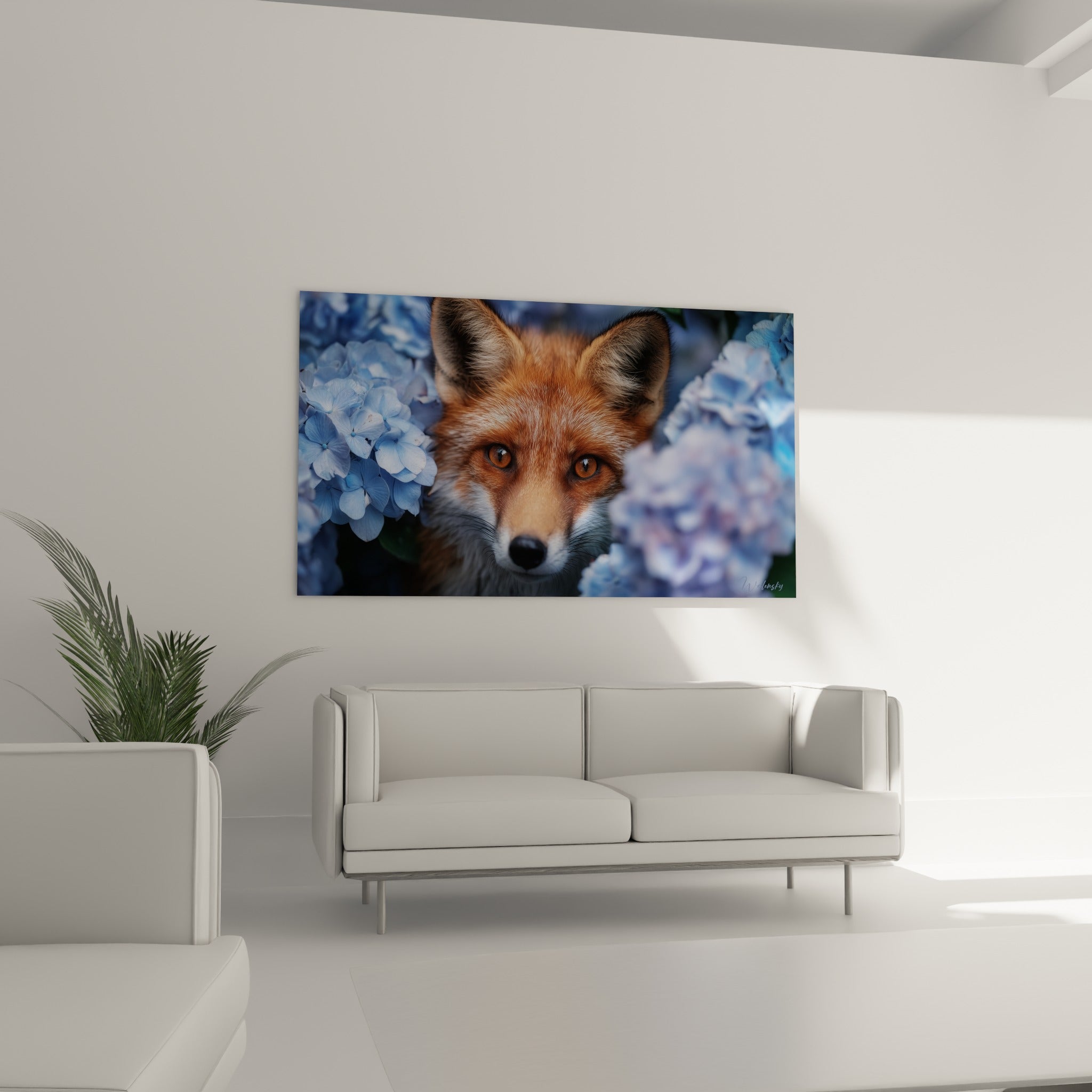 Renard ocre et blanc niché dans des fleurs bleu pastel, au-dessus d'un canapé dans un salon lumineux