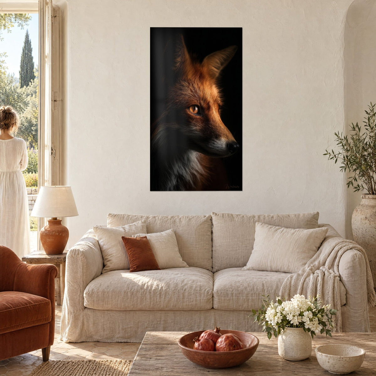 Gemälde Rotfuchs mit bernsteinfarbenem Blick, kupferfarbenes Fell auf schwarzem Hintergrund, über einem Sofa in einem hellen Wohnzimmer