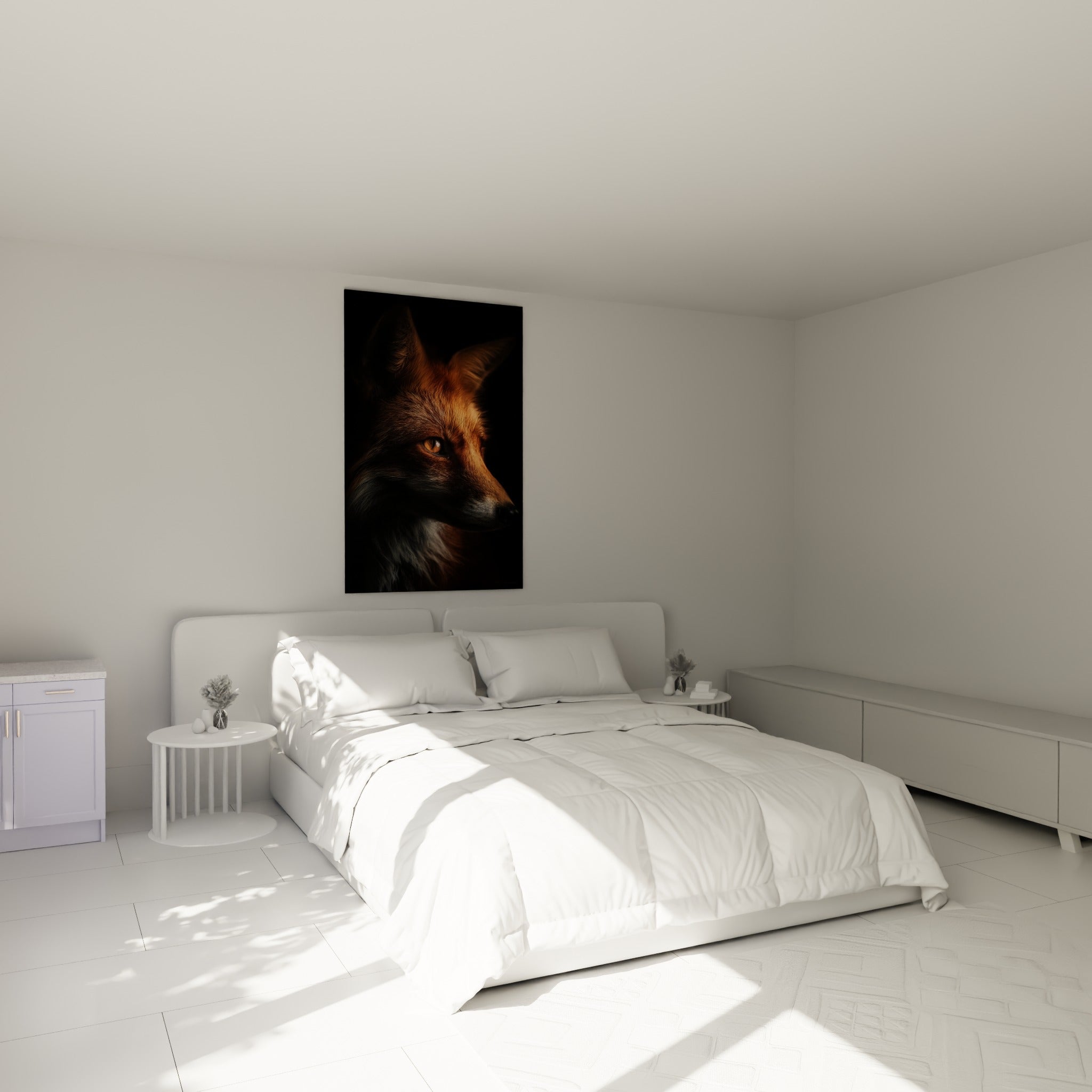 Museau blanc et noir du renard, pelage roux profond, accroché au-dessus d'un lit dans une chambre claire