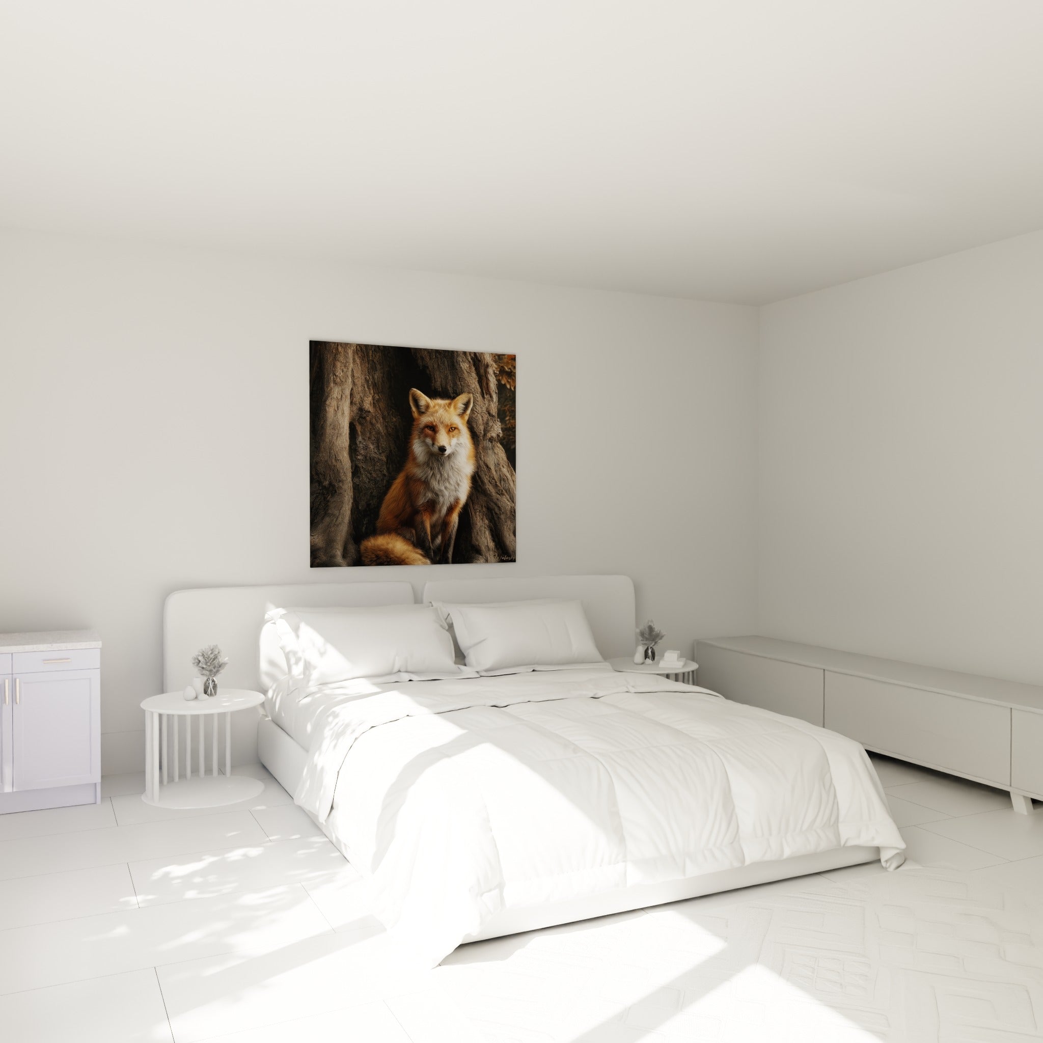 Fourrure orangée et blanche du renard vigilant, accrochée au-dessus d'un lit dans une chambre claire