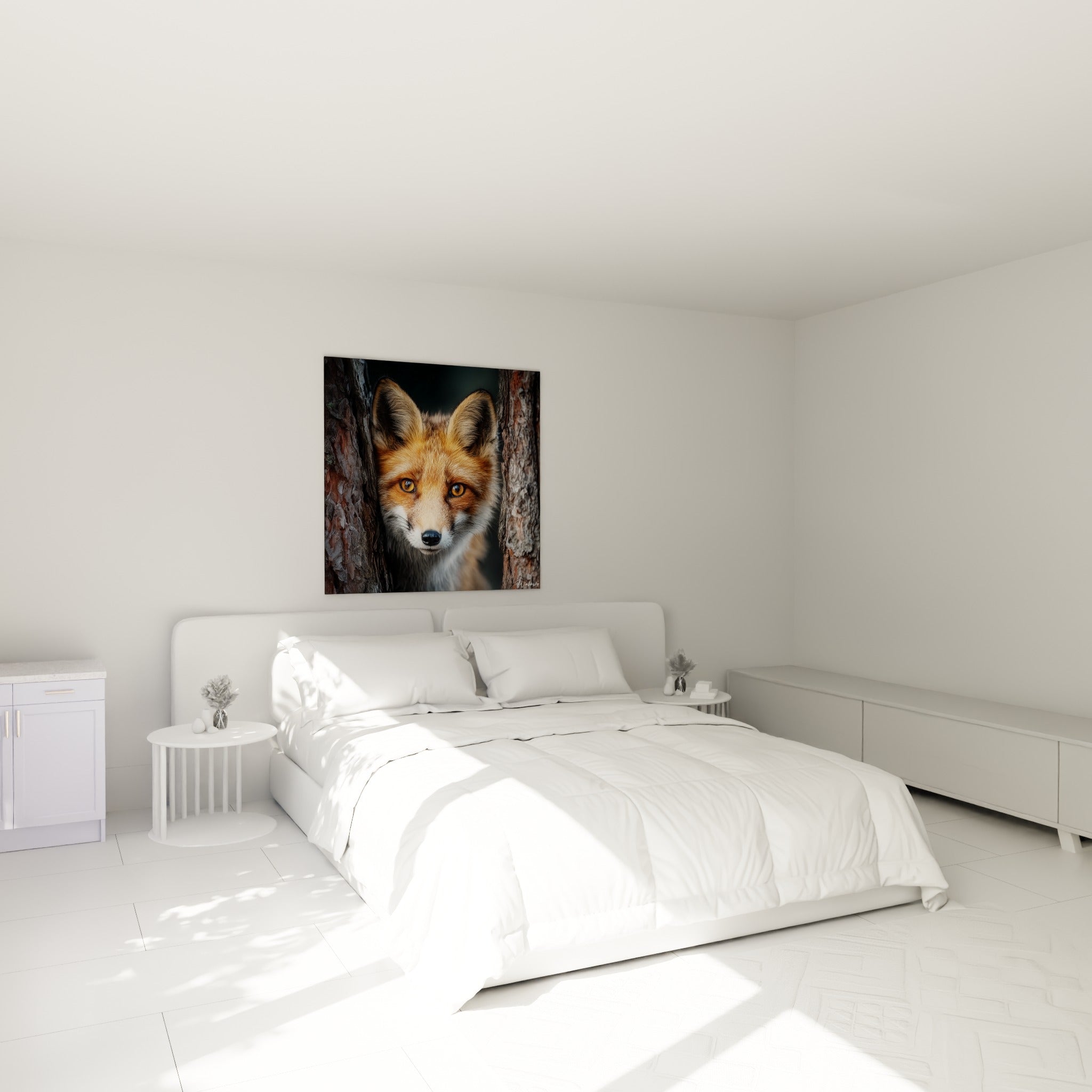Regard perçant d'un renard roux et brun, accroché au-dessus d'un lit dans une chambre claire