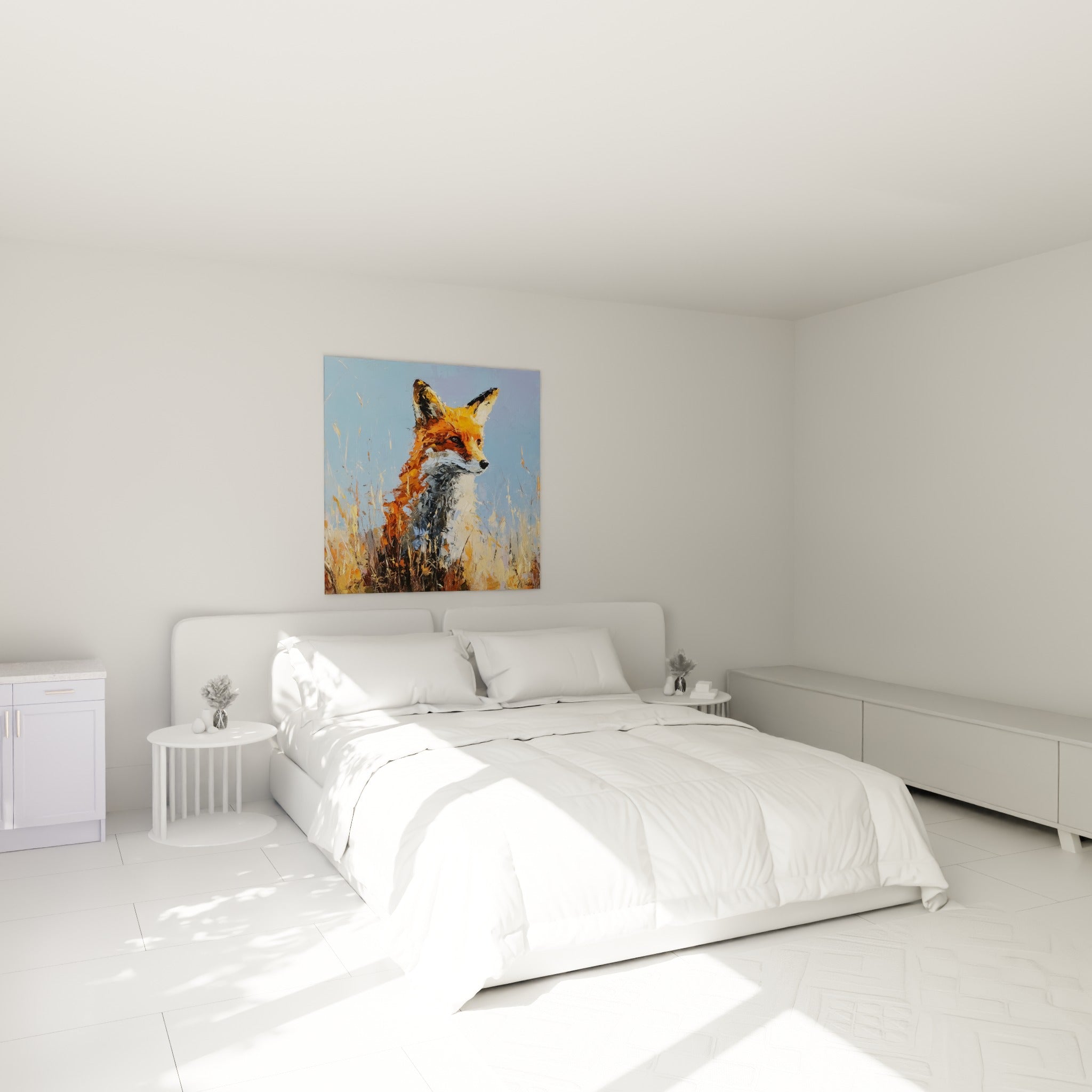 Museau noir et regard vif du renard fauve, accroché au-dessus d'un lit dans une chambre claire